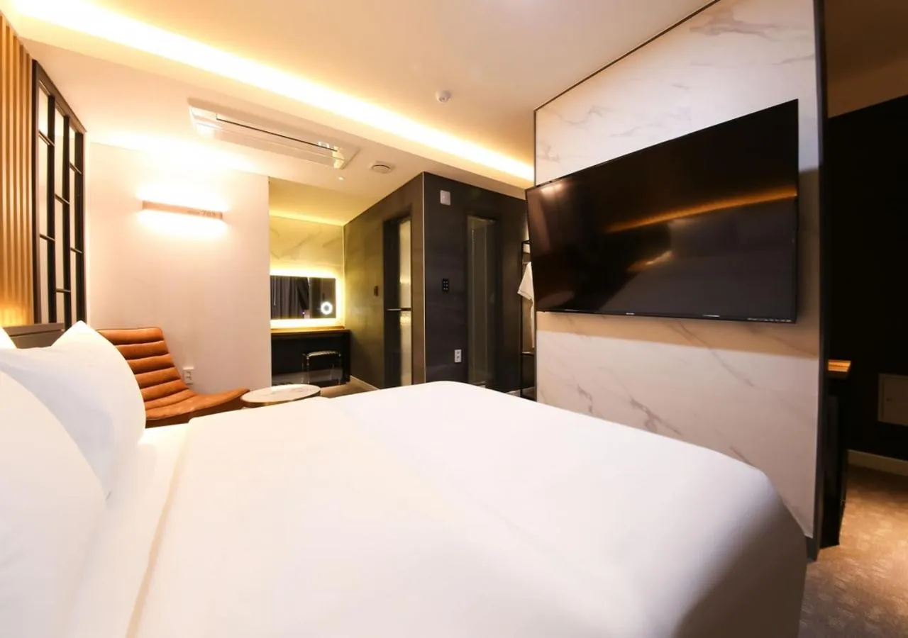 Communal lounge/ TV room, Bed in West In Hotel Yeosu