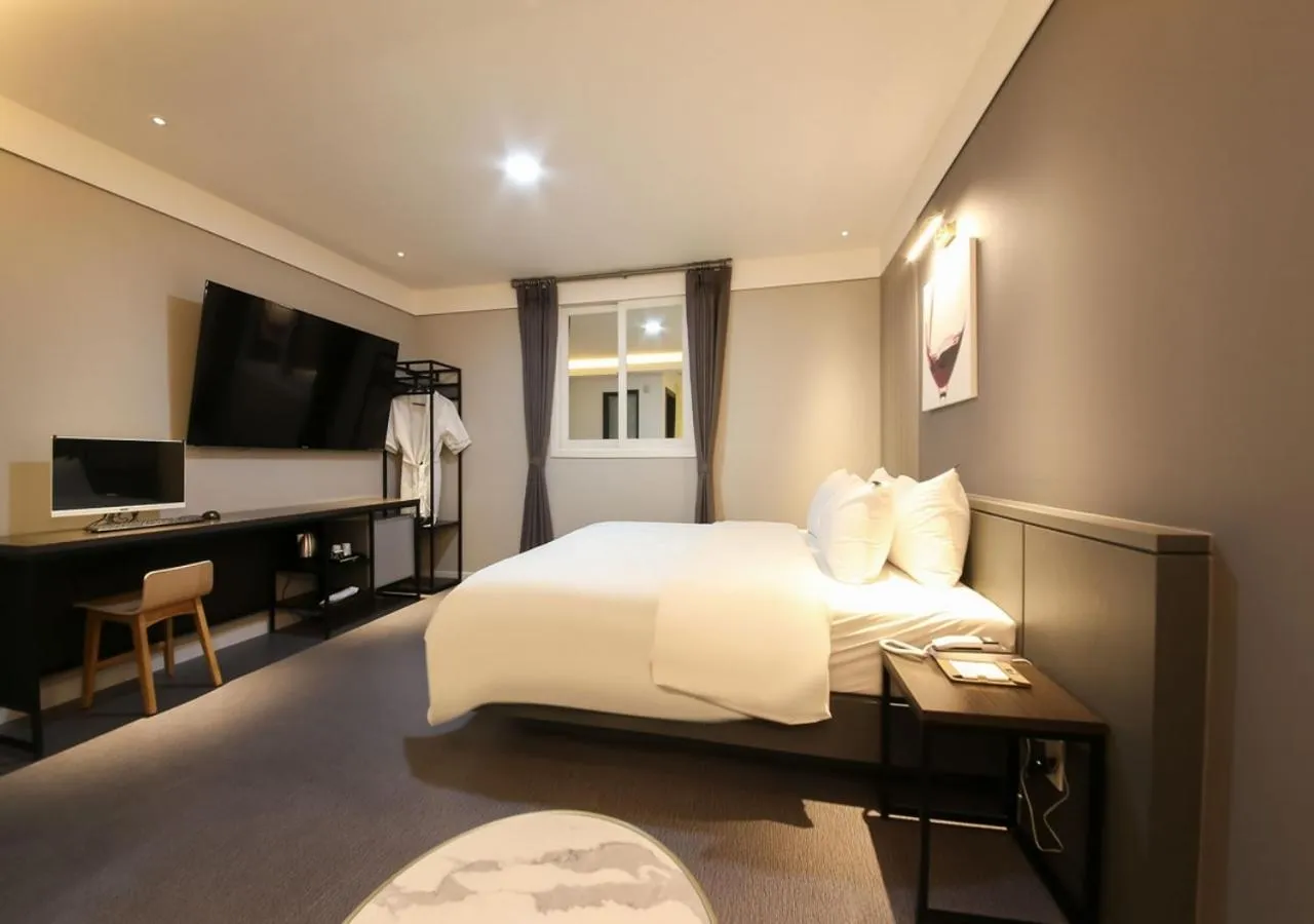 Photo of the whole room, Bed in West In Hotel Yeosu