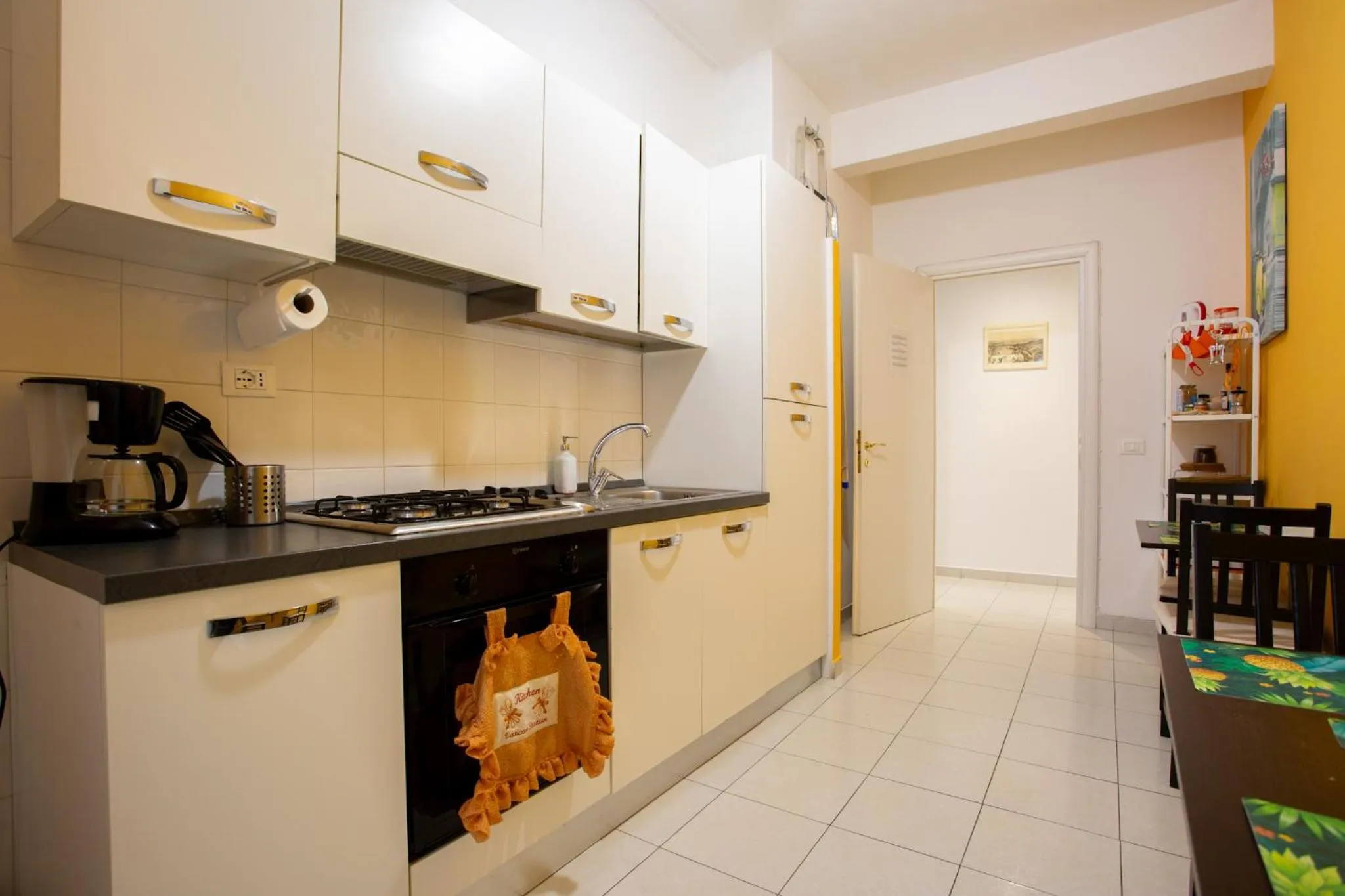 Kitchen or kitchenette in Vatican Station