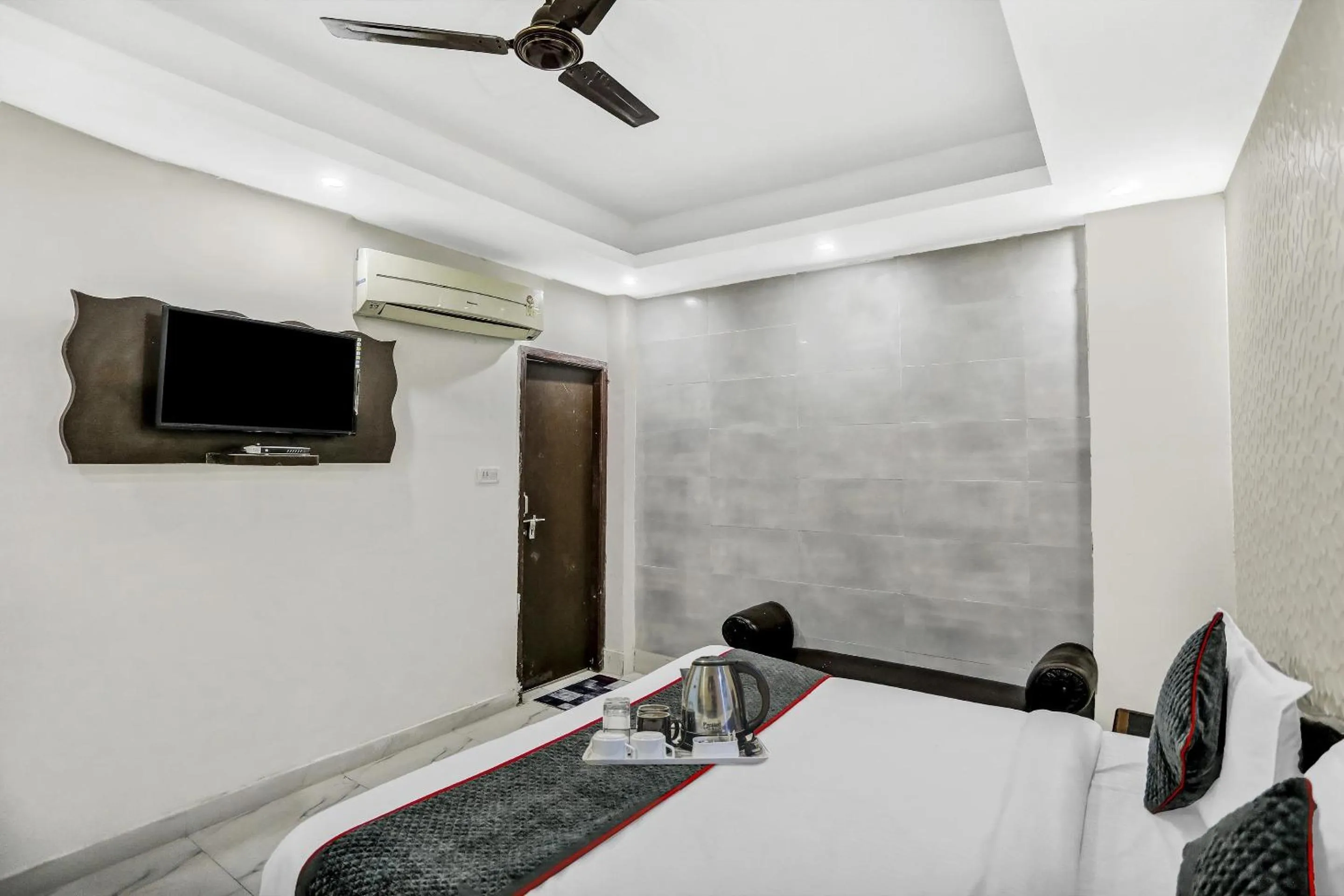 Bedroom, Bed in Collection O AP Grand