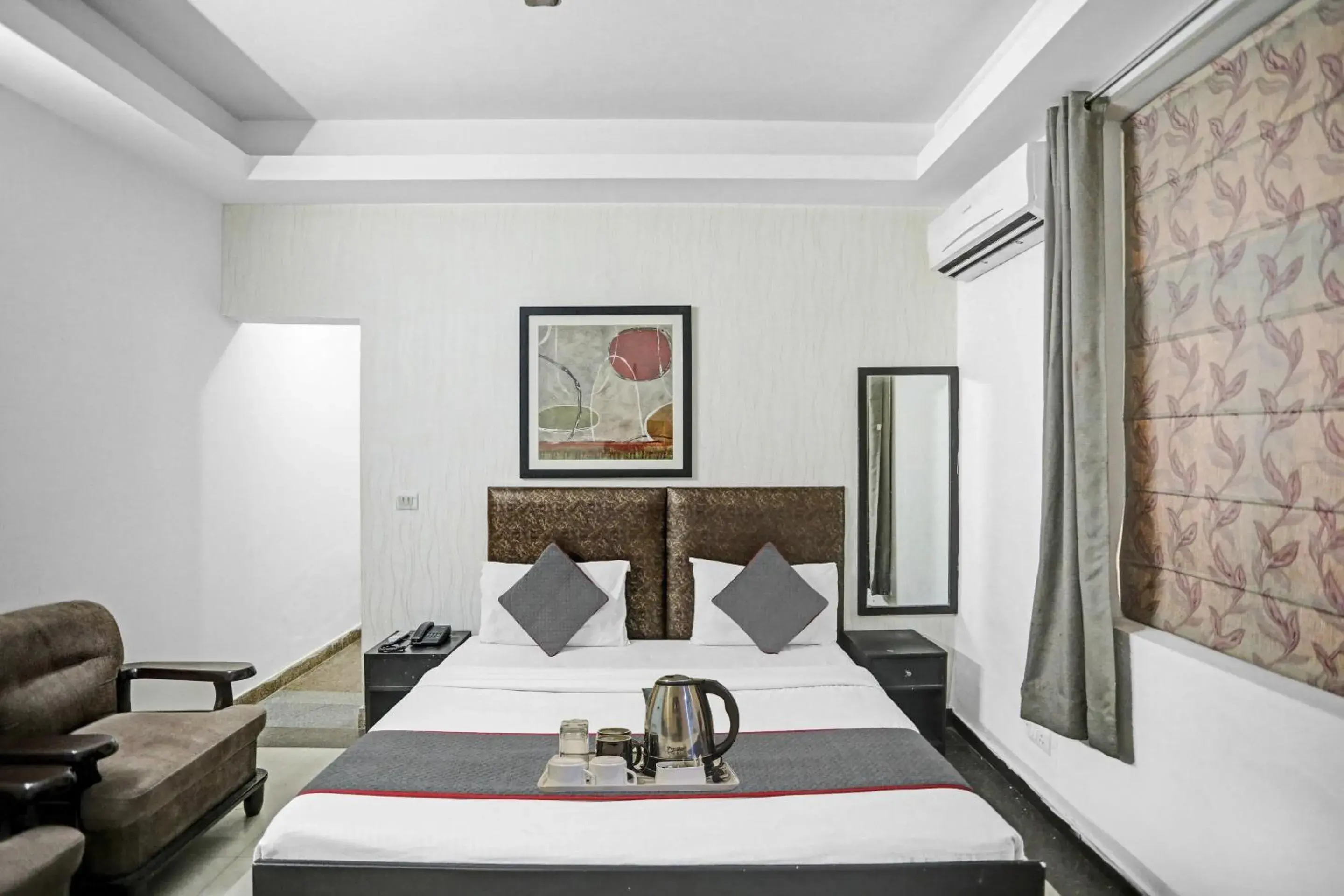 Classic Triple Room - single occupancy in Townhouse Happy Keys Near Iskcon Temple Noida Classic Triple Room - single occupancy in Townhouse Happy Keys Near Iskcon Temple Noida