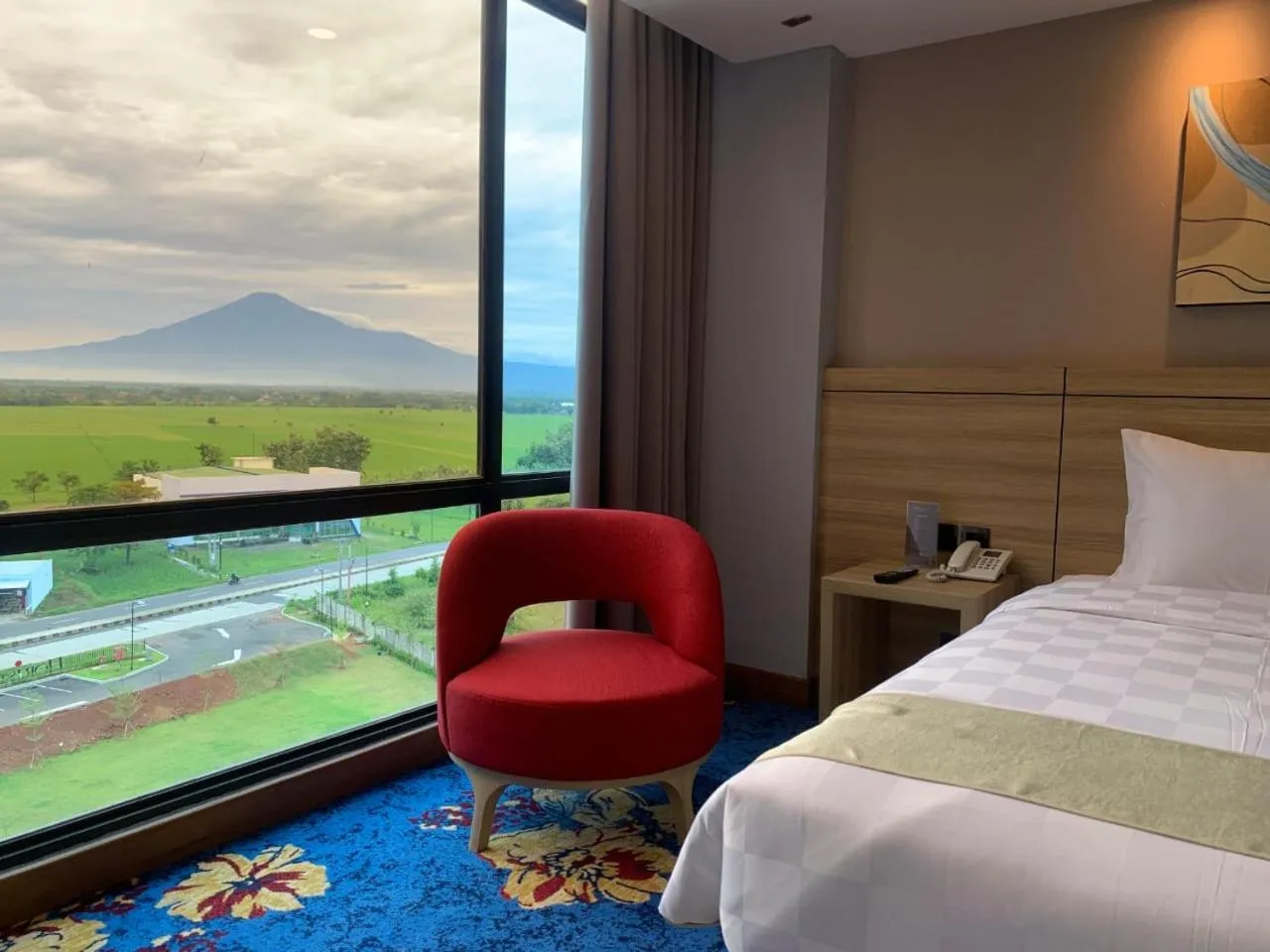 View (from property/room), Bed in Hotel Metland Smara Kertajati