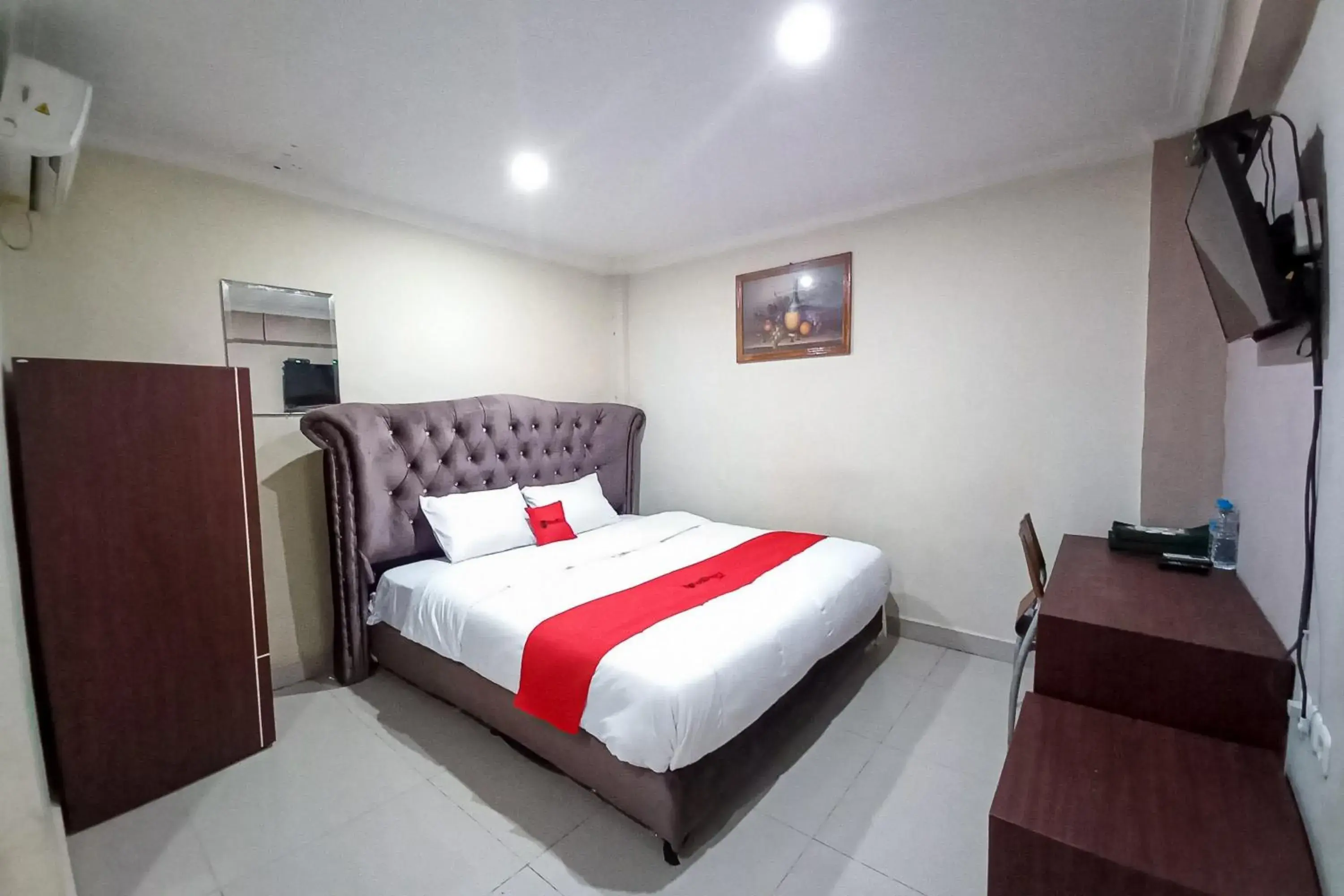 RedDoorz Hotel Baaraka near Living World RedDoorz Hotel Baaraka near Living World