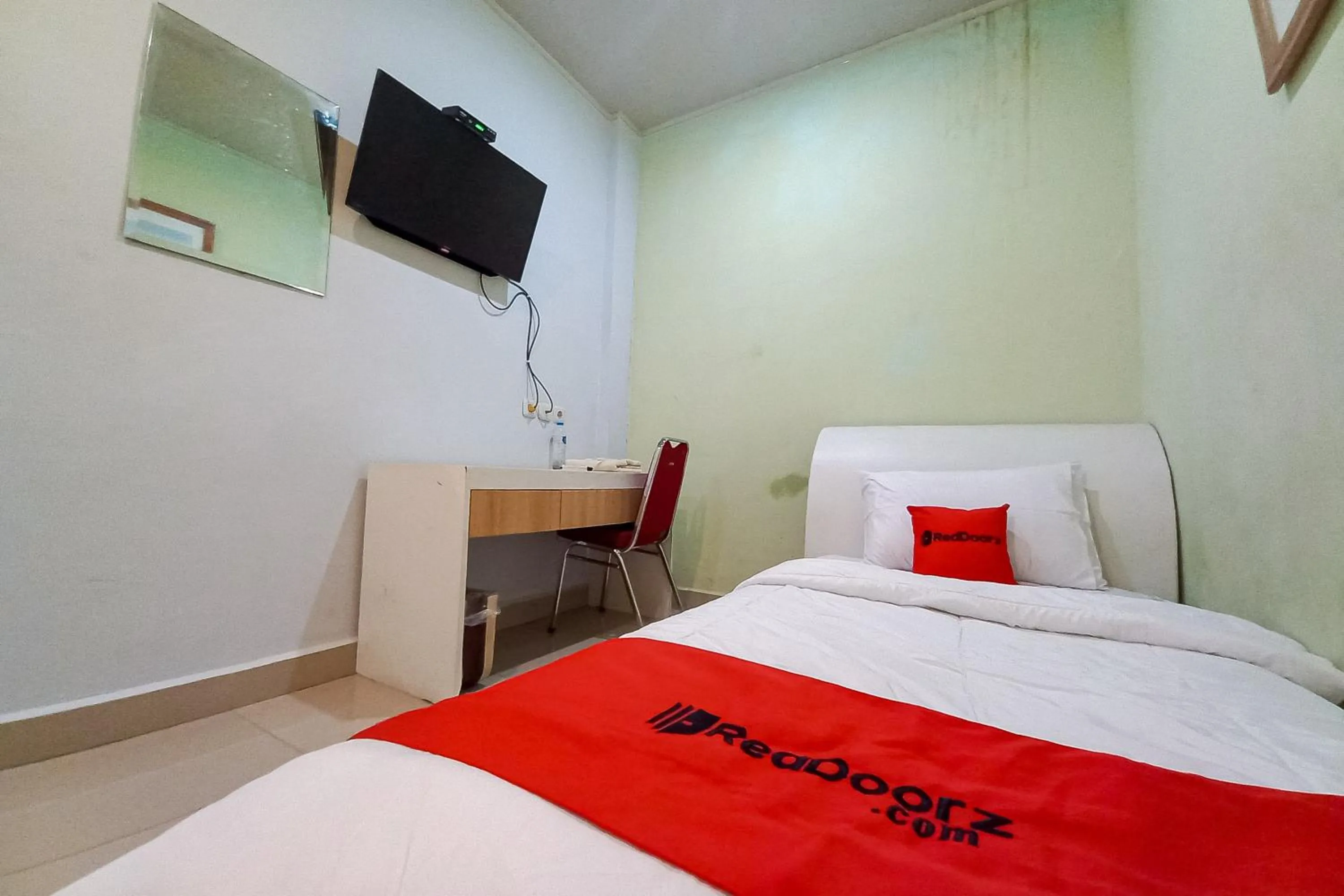 Single Room in RedDoorz Hotel Baaraka near Living World