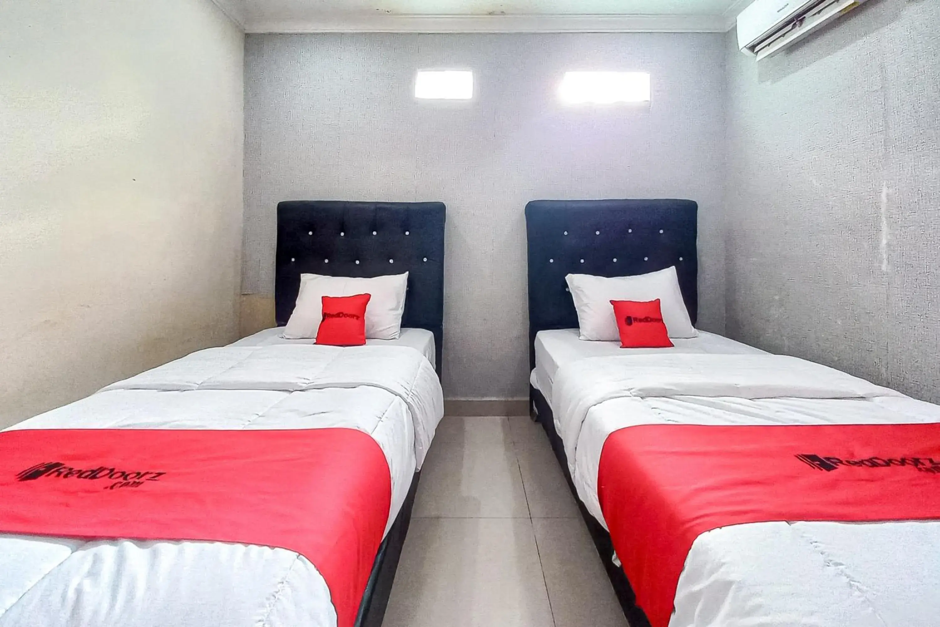 Standard Twin Room in RedDoorz Hotel Baaraka near Living World Standard Twin Room in RedDoorz Hotel Baaraka near Living World