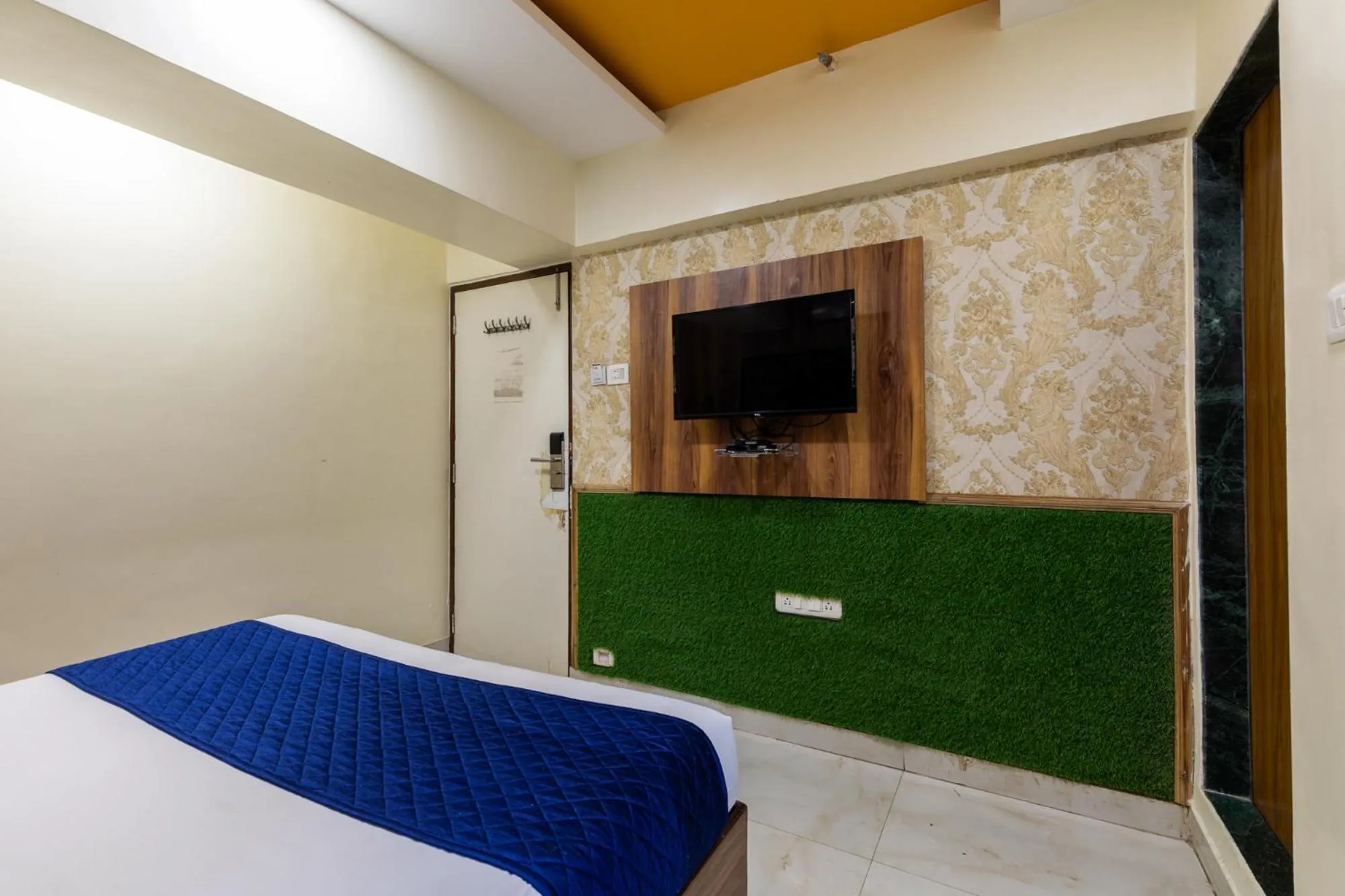 TV and multimedia, Bed in Hotel Jodiya - Near CST