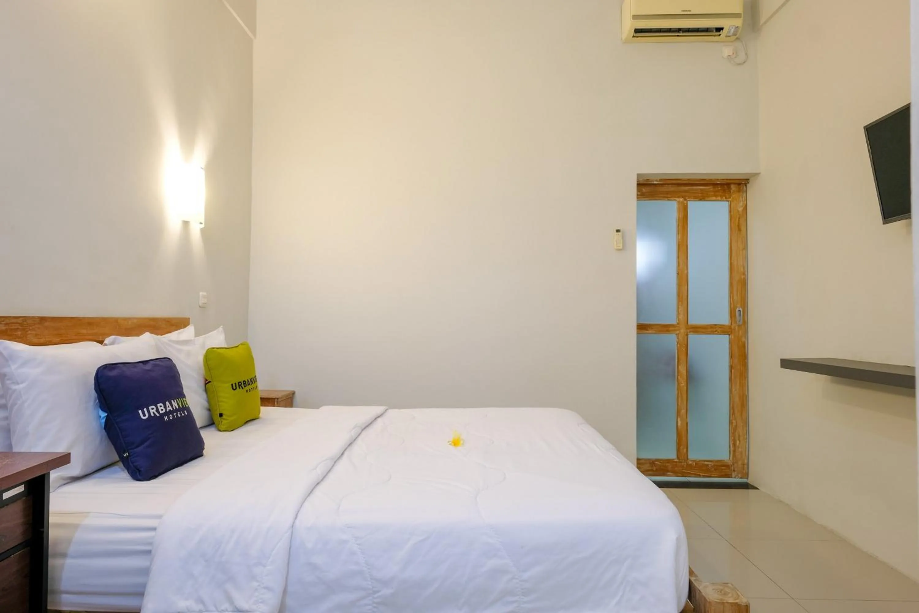 Bedroom, Bed in Urbanview Hotel Wayan Mansion