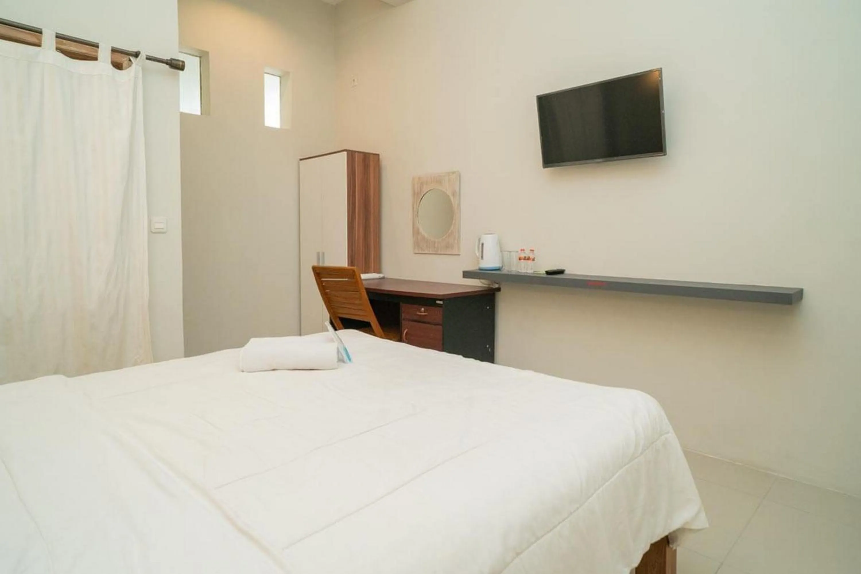 Bedroom, Bed in Urbanview Hotel Wayan Mansion