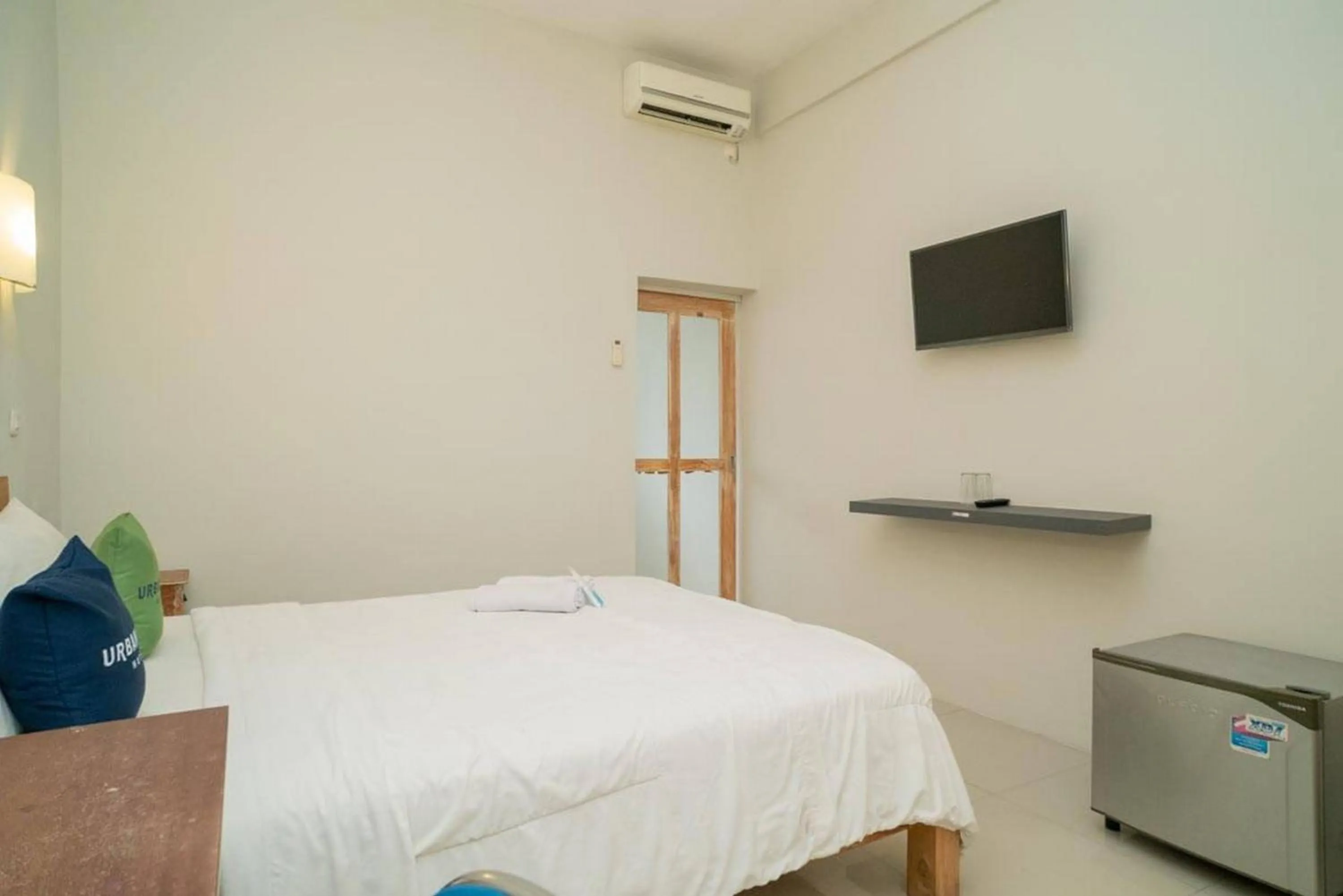 Bedroom, Bed in Urbanview Hotel Wayan Mansion