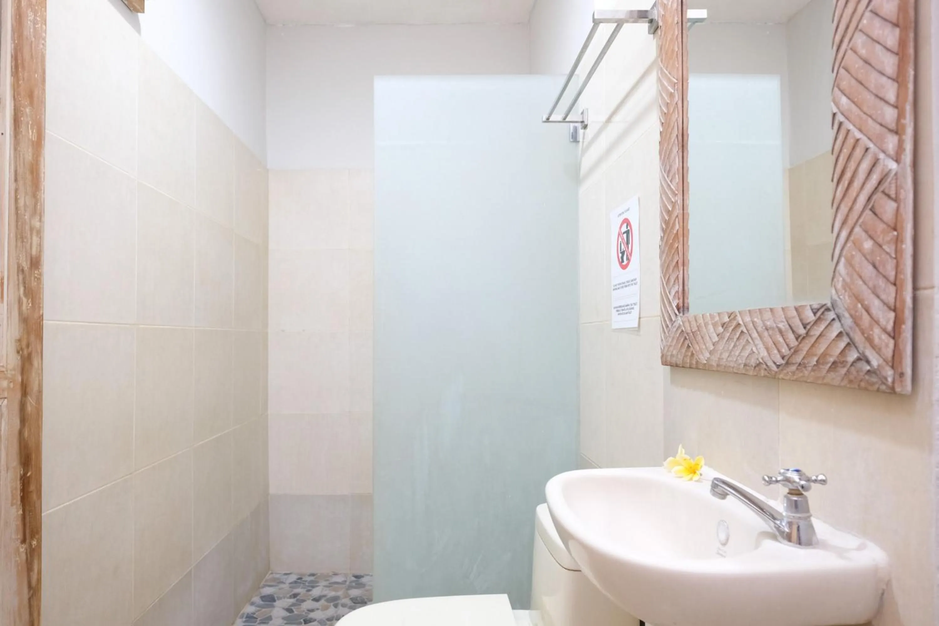 Bathroom in Urbanview Hotel Wayan Mansion