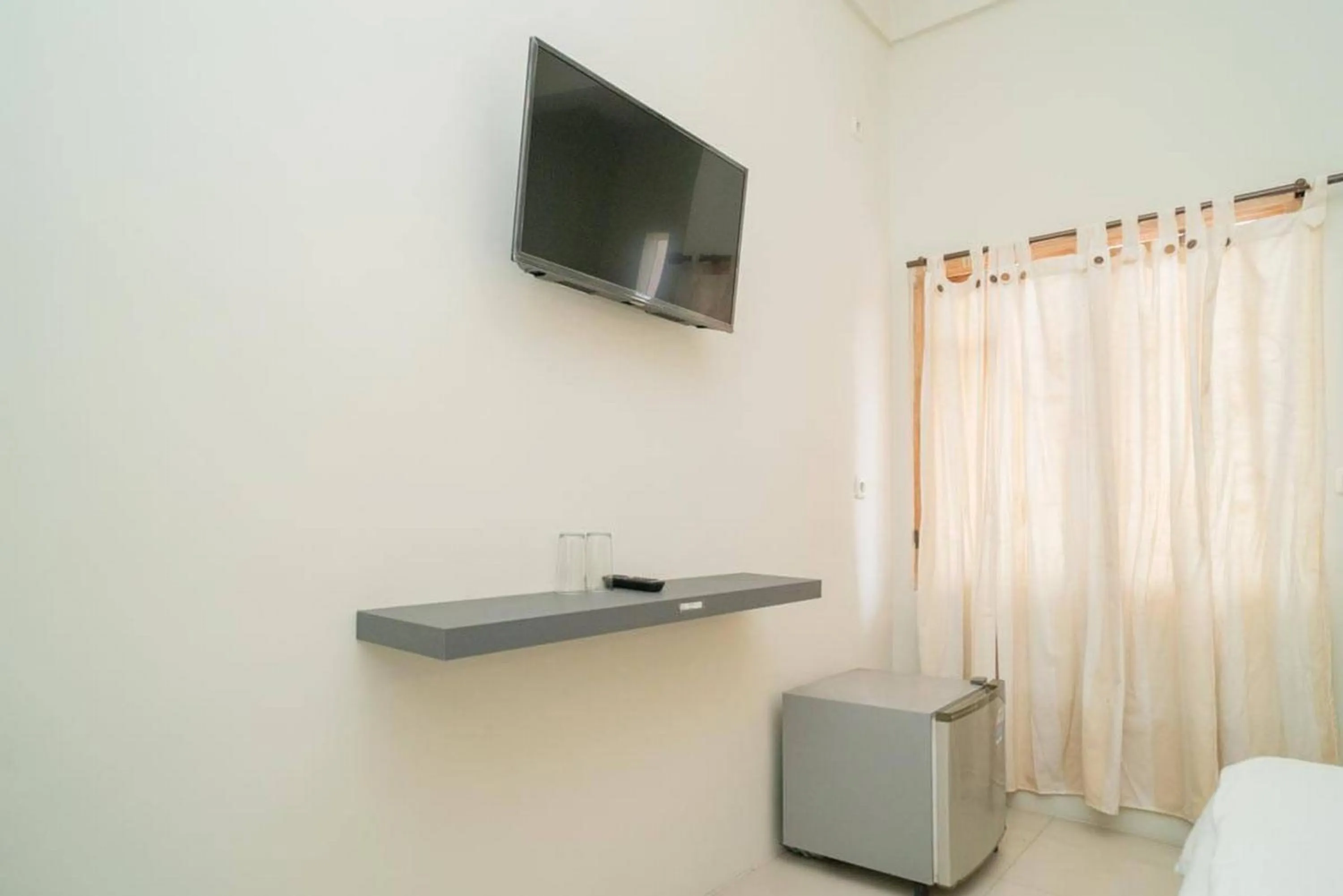 TV and multimedia in Urbanview Hotel Wayan Mansion