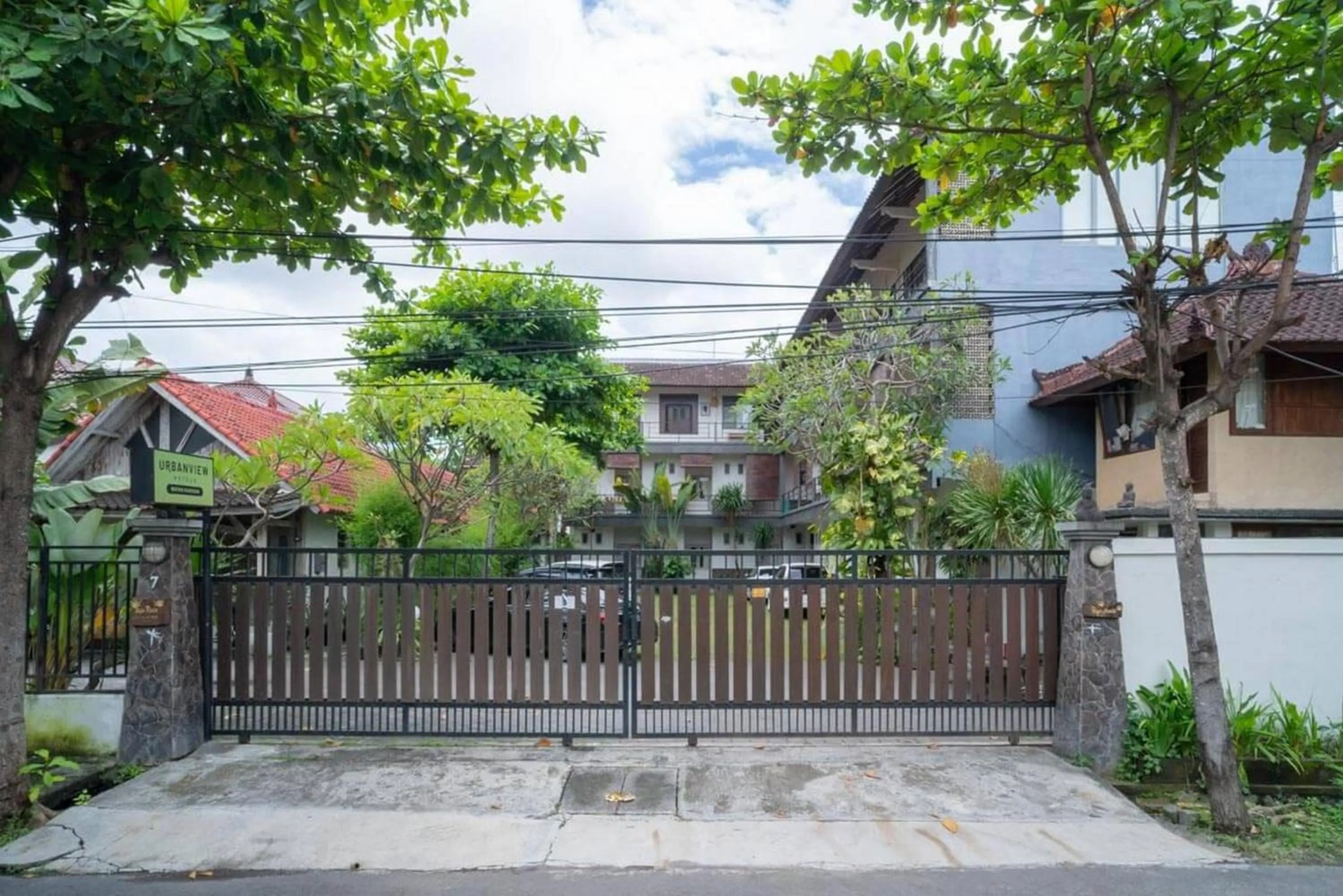 Facade/entrance in Urbanview Hotel Wayan Mansion