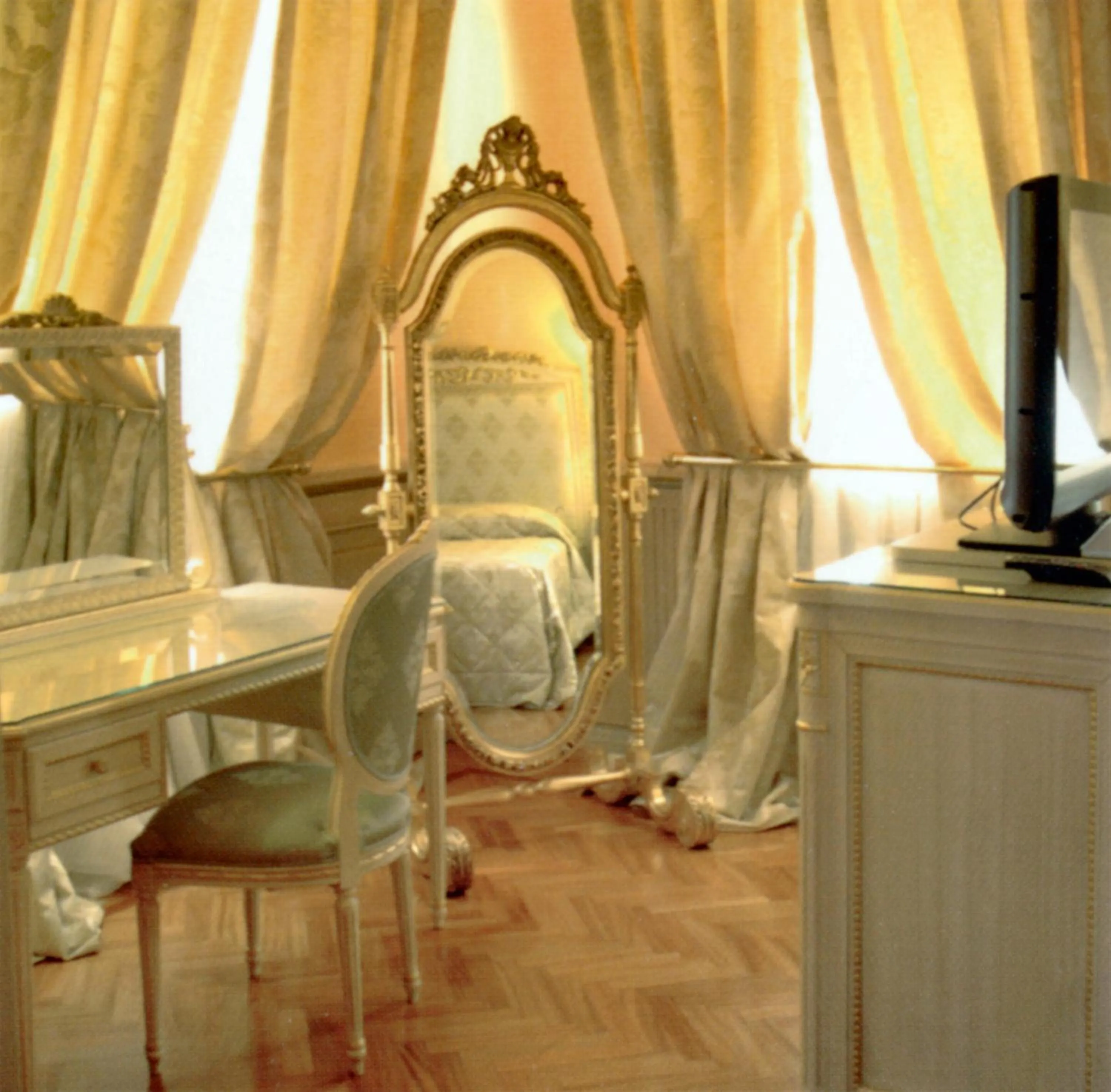 Seating area, Bed in Andreola Central Hotel