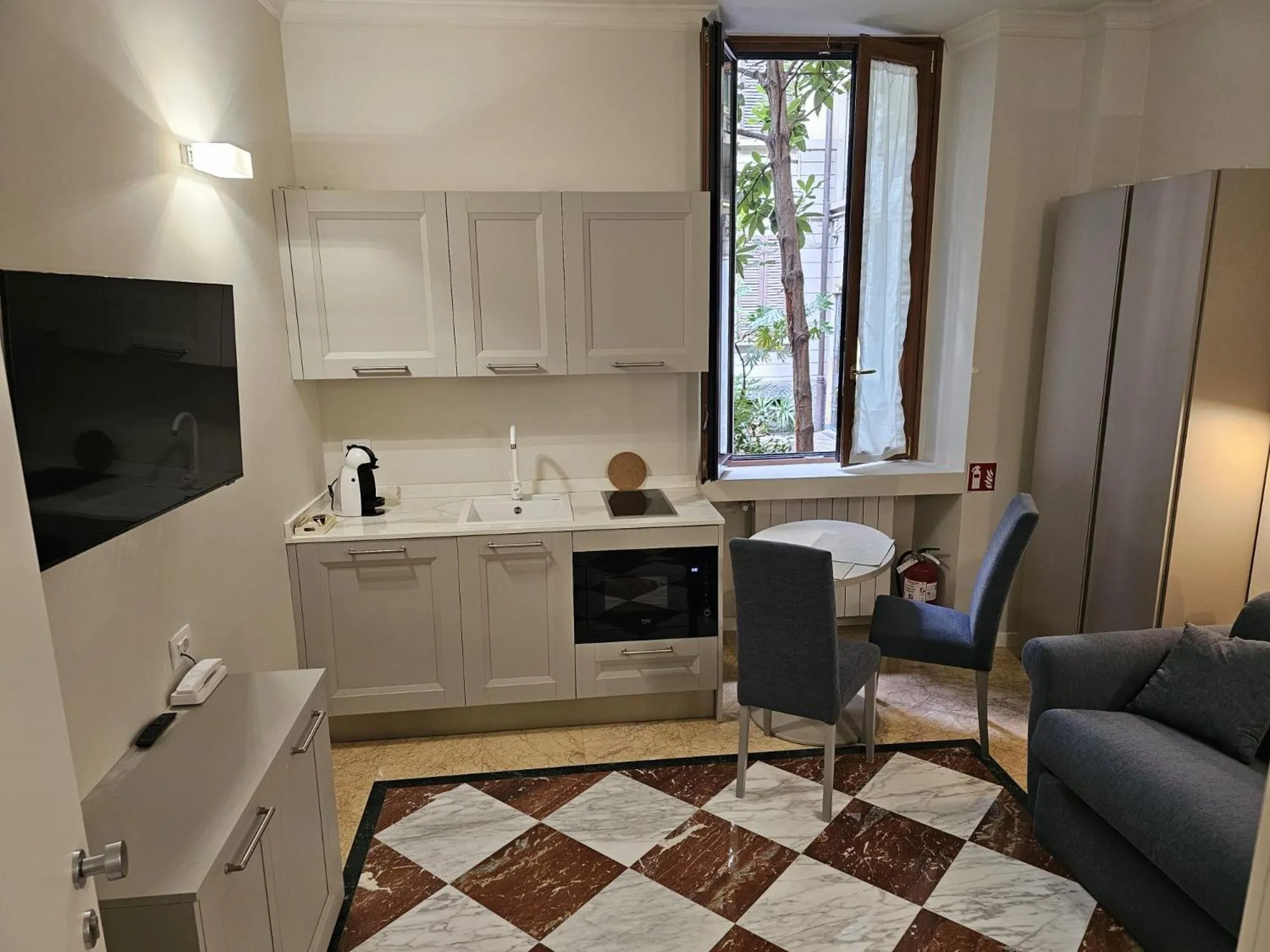 TV and multimedia in Andreola Central Hotel