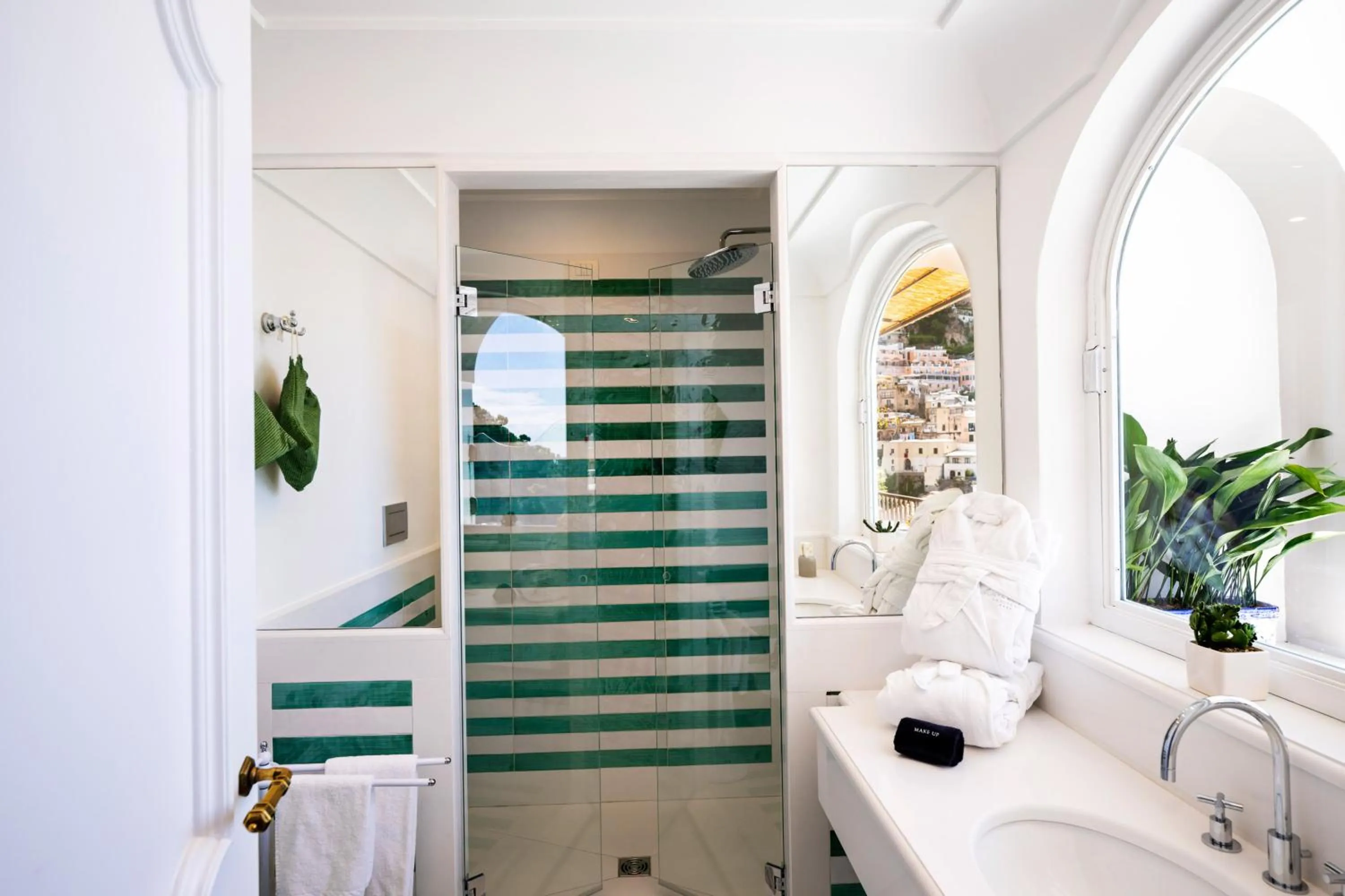 Shower in Hotel Punta Regina