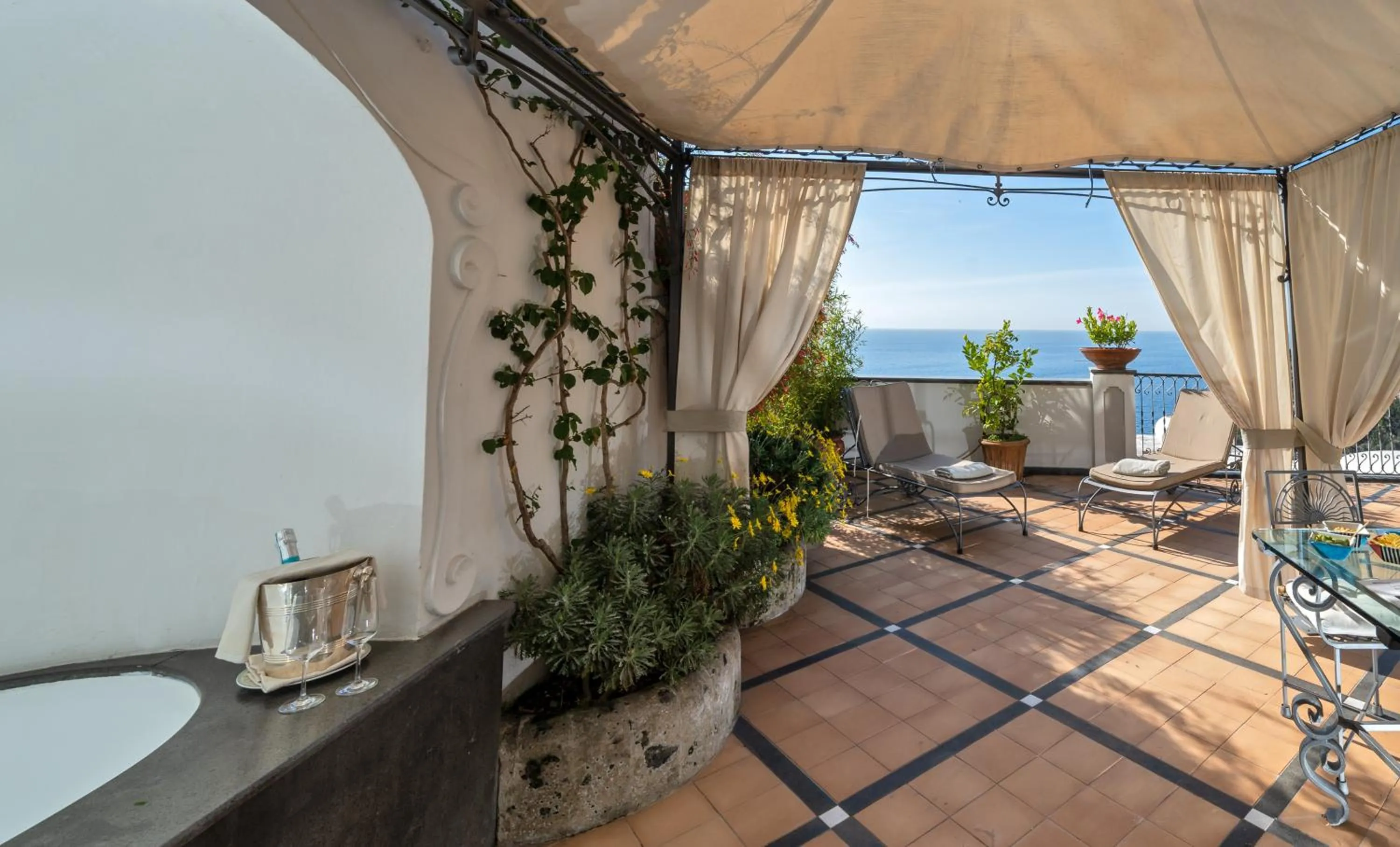 Patio in Hotel Punta Regina