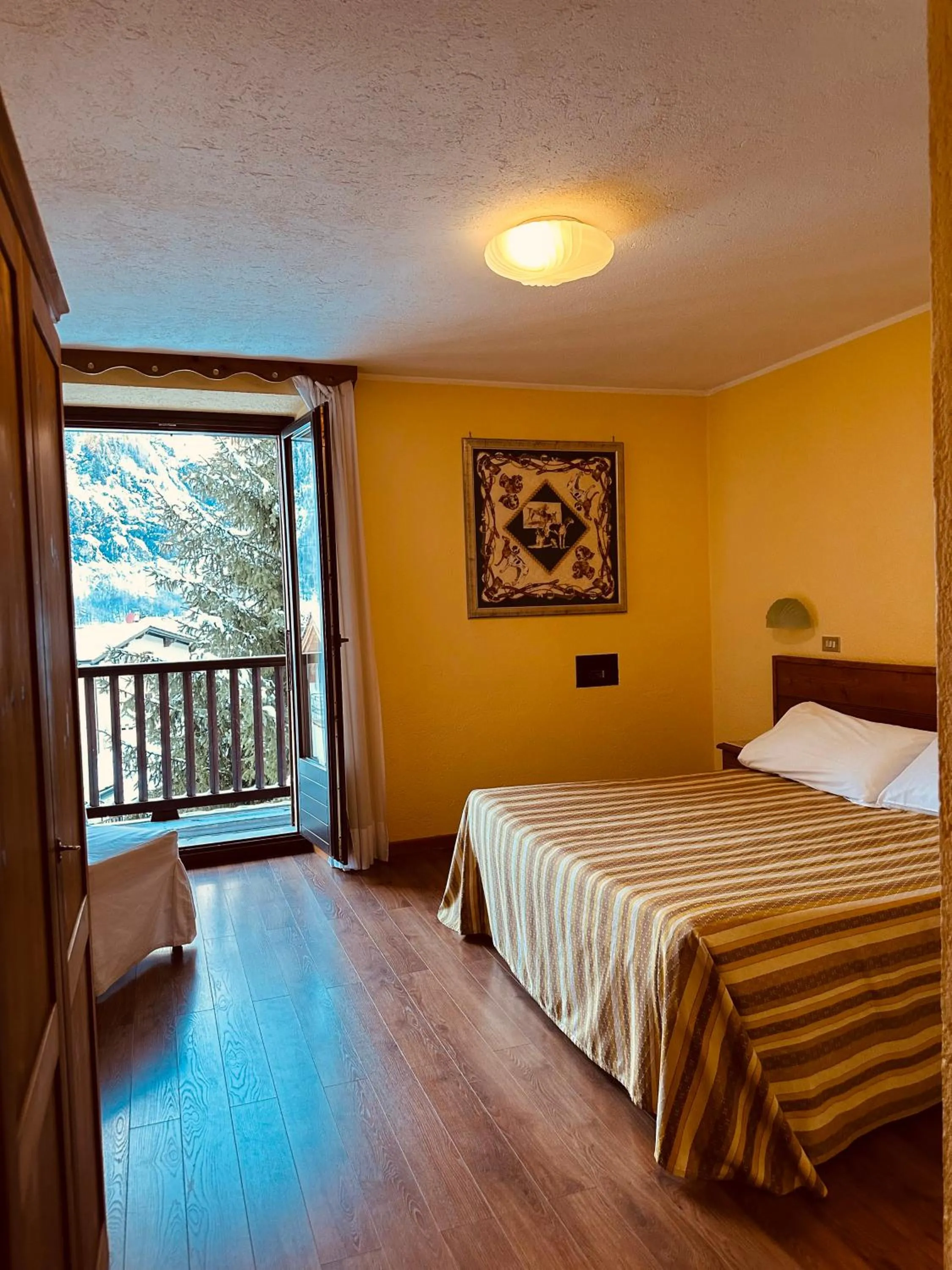 Photo of the whole room, Bed in Centrale