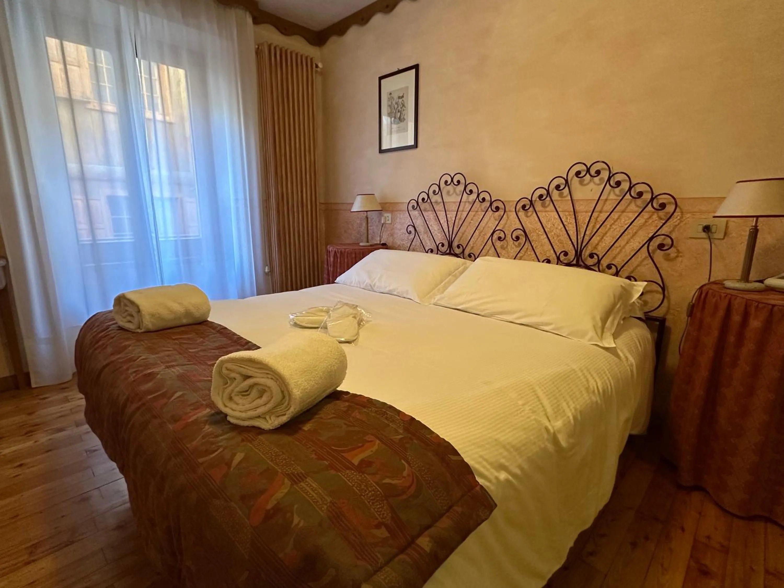 Photo of the whole room, Bed in Centrale