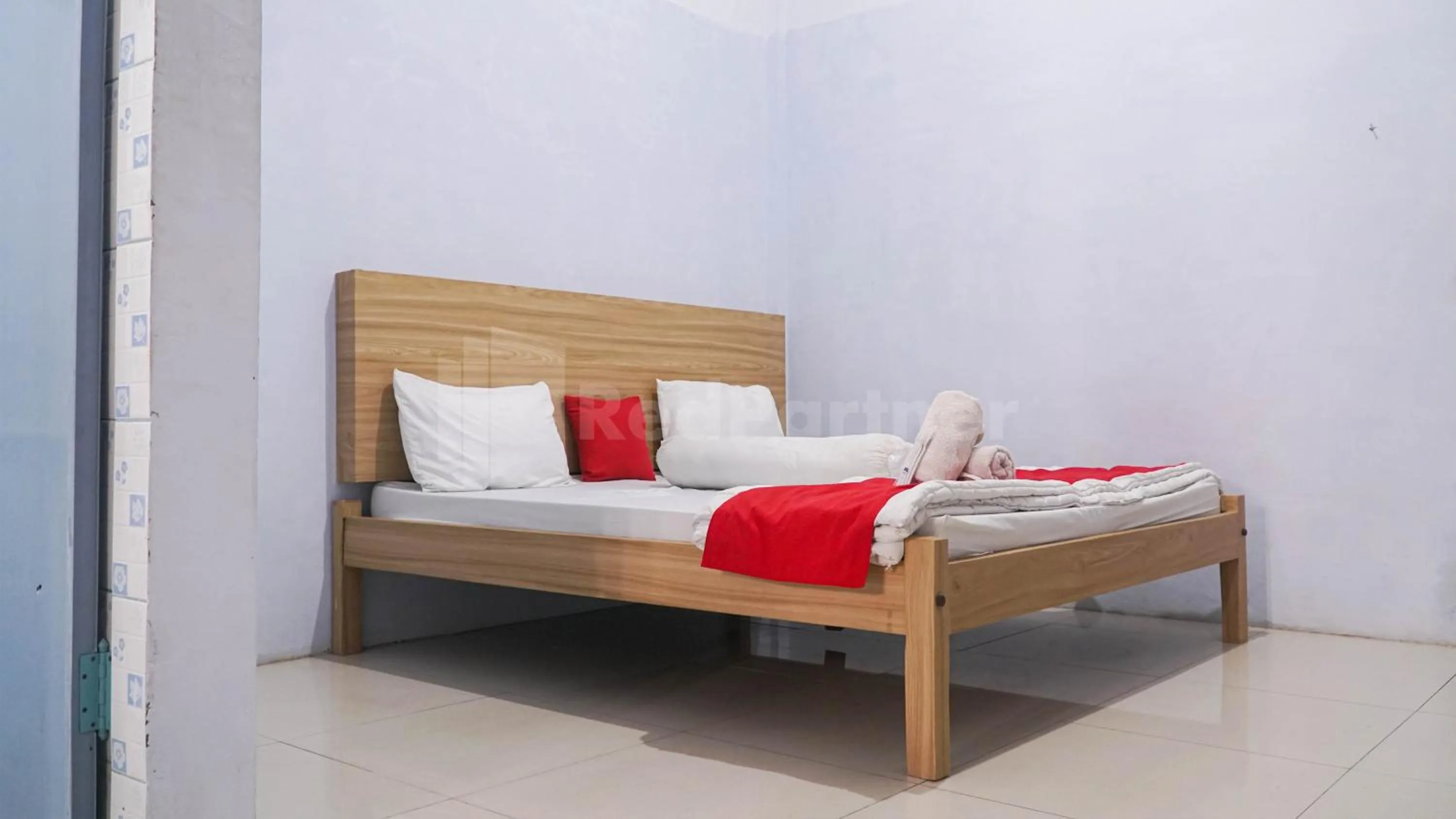 Bedroom, Bed in The Karo's Residence Mitra RedDoorz