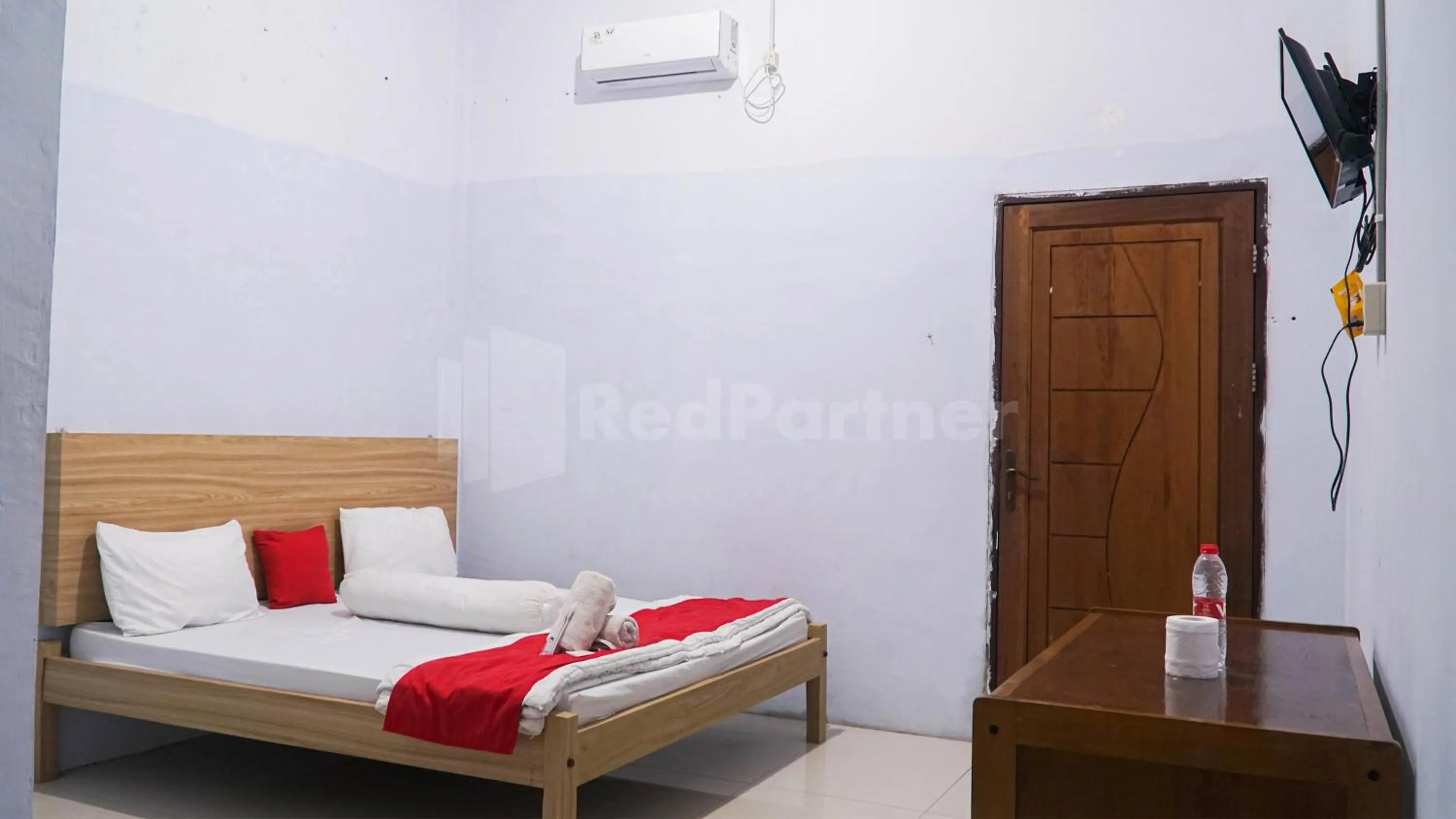 Bedroom, Bed in The Karo's Residence Mitra RedDoorz