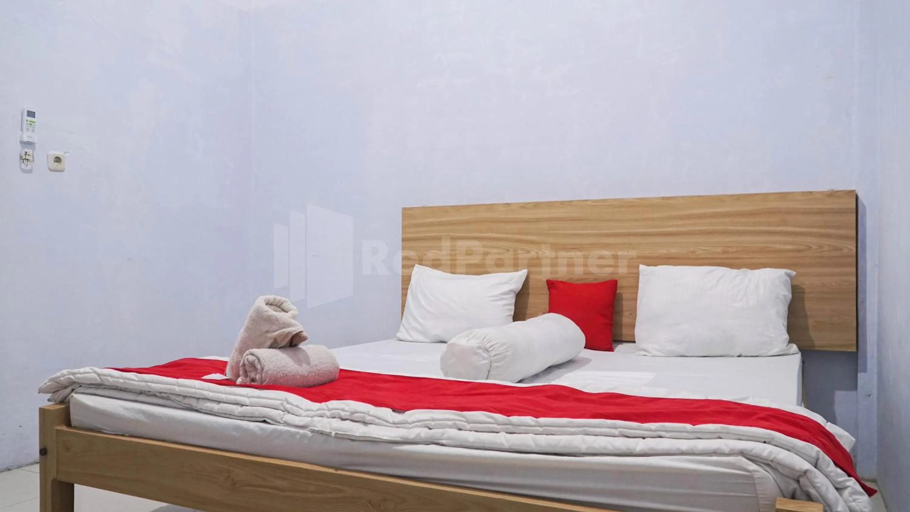 Bedroom, Bed in The Karo's Residence Mitra RedDoorz