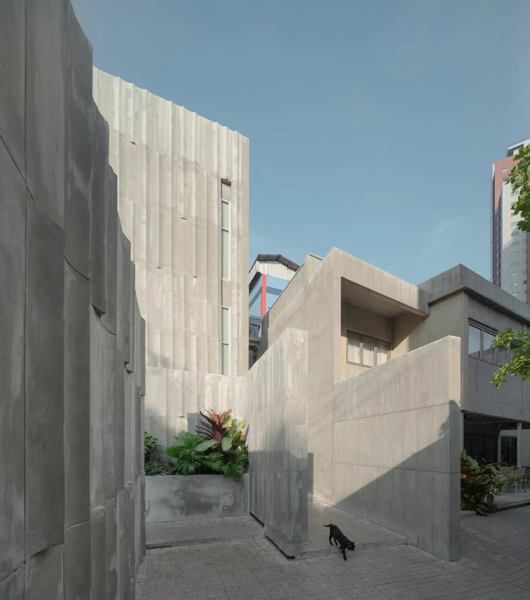 Property building in Nidhra Boutique Hotel Bangkok Sukhumvit