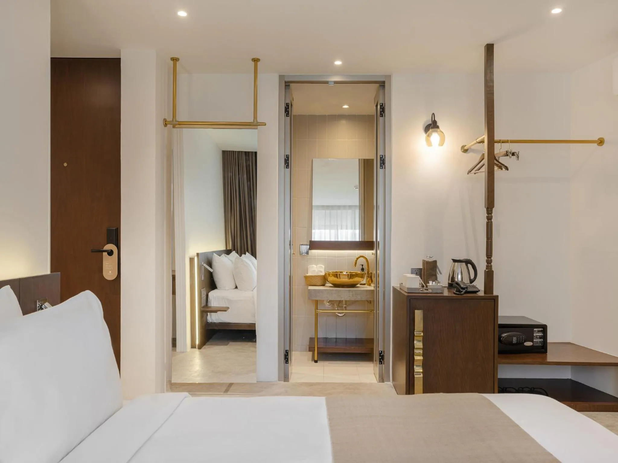 Bathroom, Bed in Nidhra Boutique Hotel Bangkok Sukhumvit