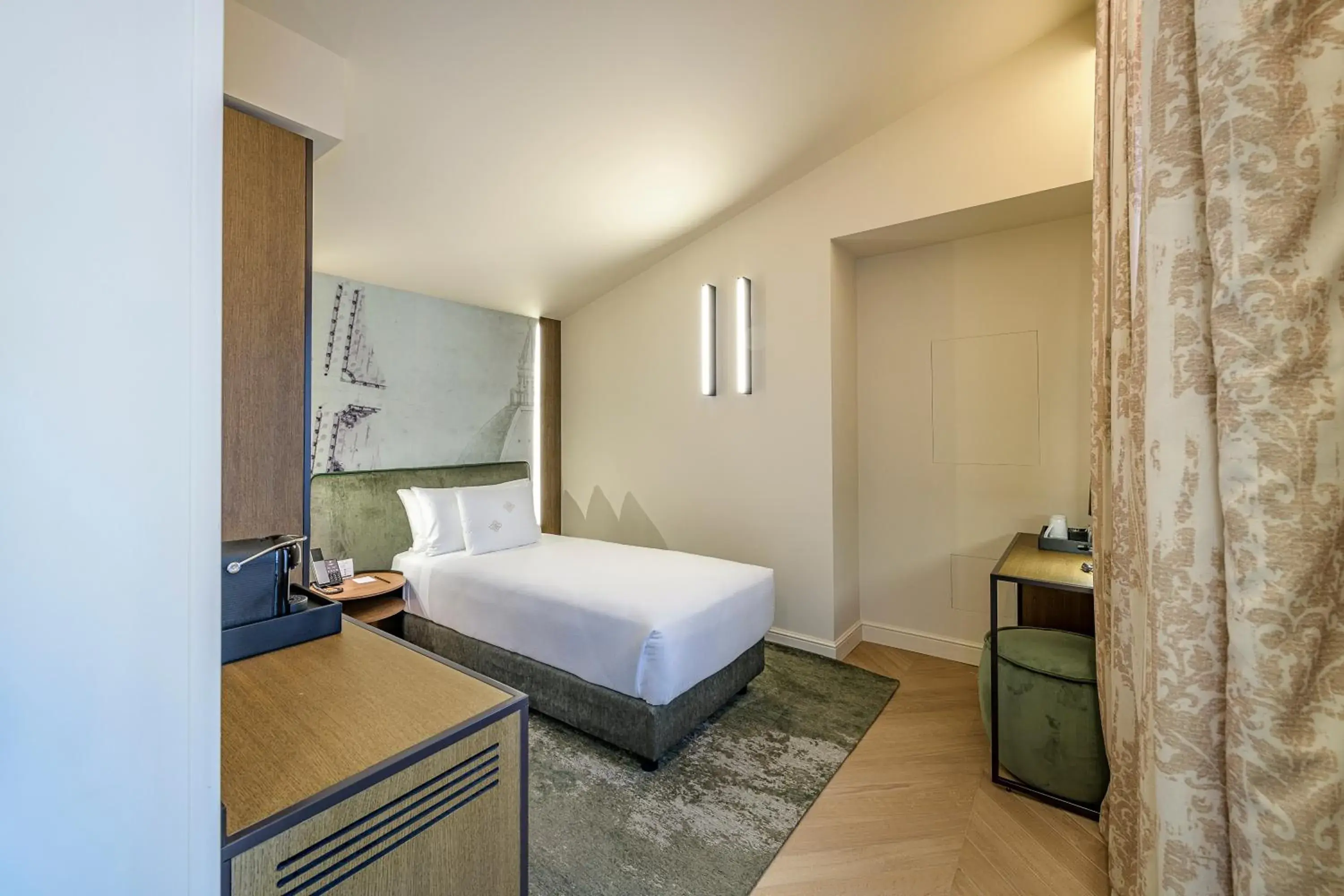 Small Single Room in Palazzo Montebello Small Single Room in Palazzo Montebello