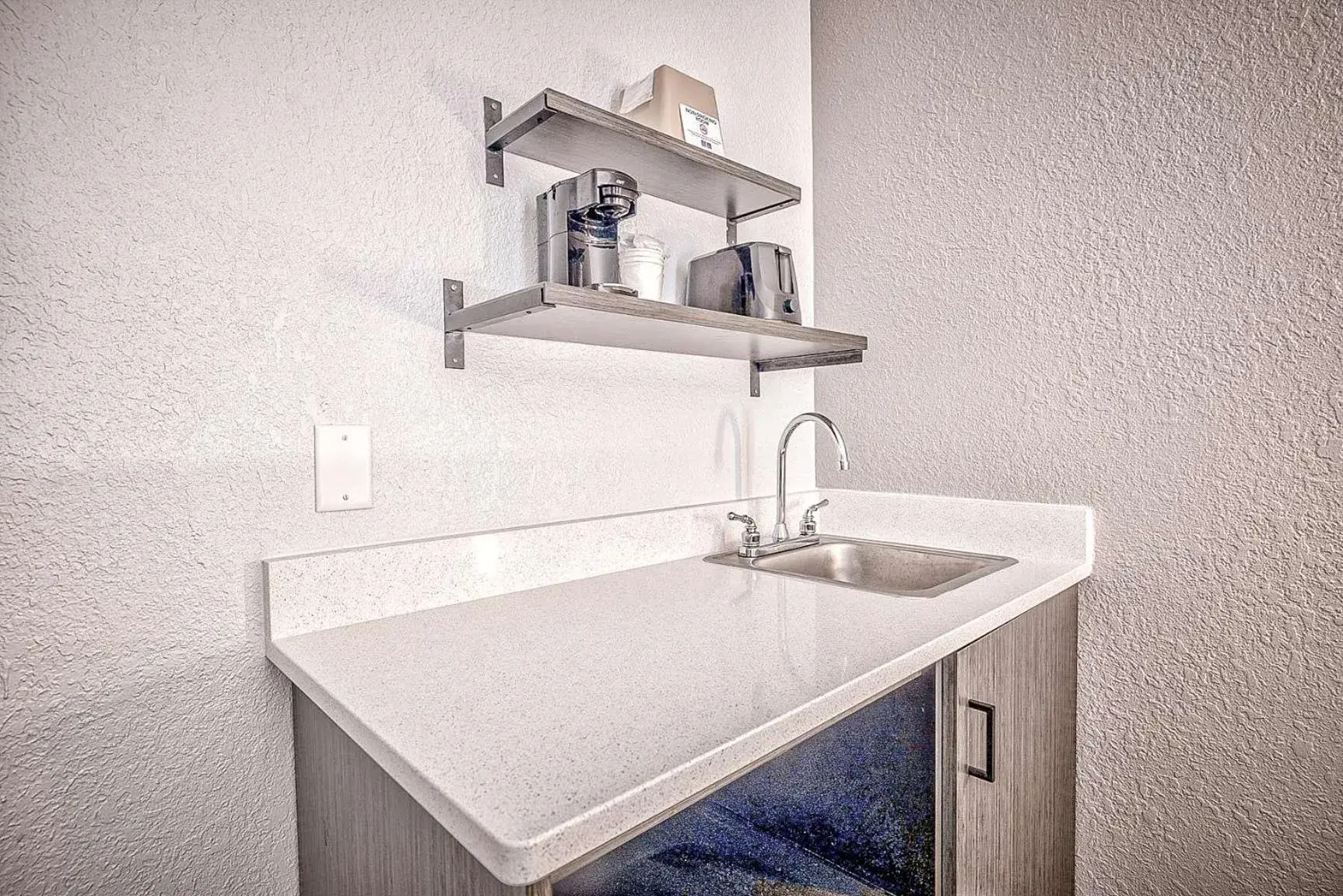 Photo of the whole room in Studio 6 Effingham, IL Photo of the whole room in Studio 6 Effingham, IL