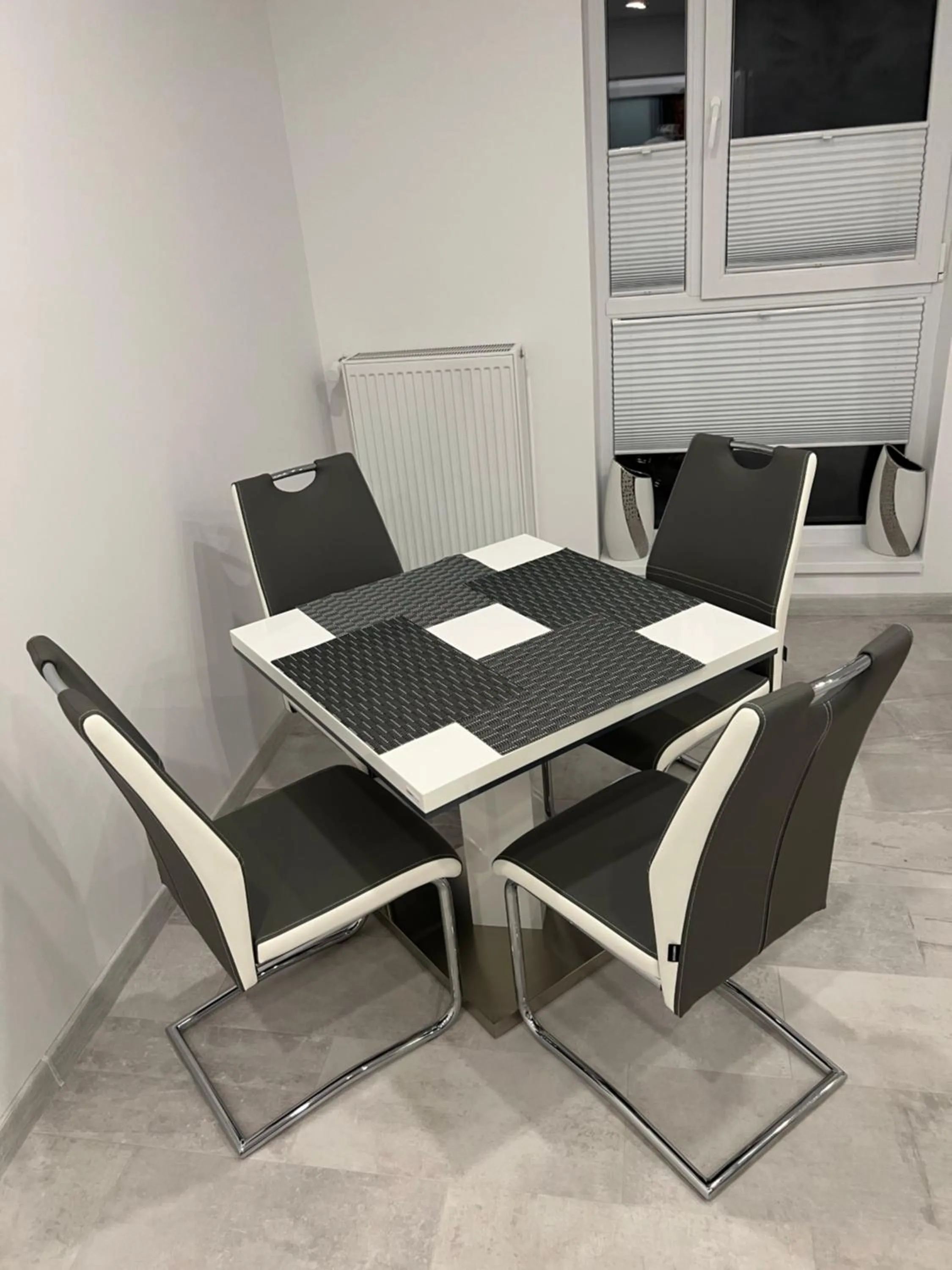 Dining area in Amazing 2-Room Penthouse Cityview W13