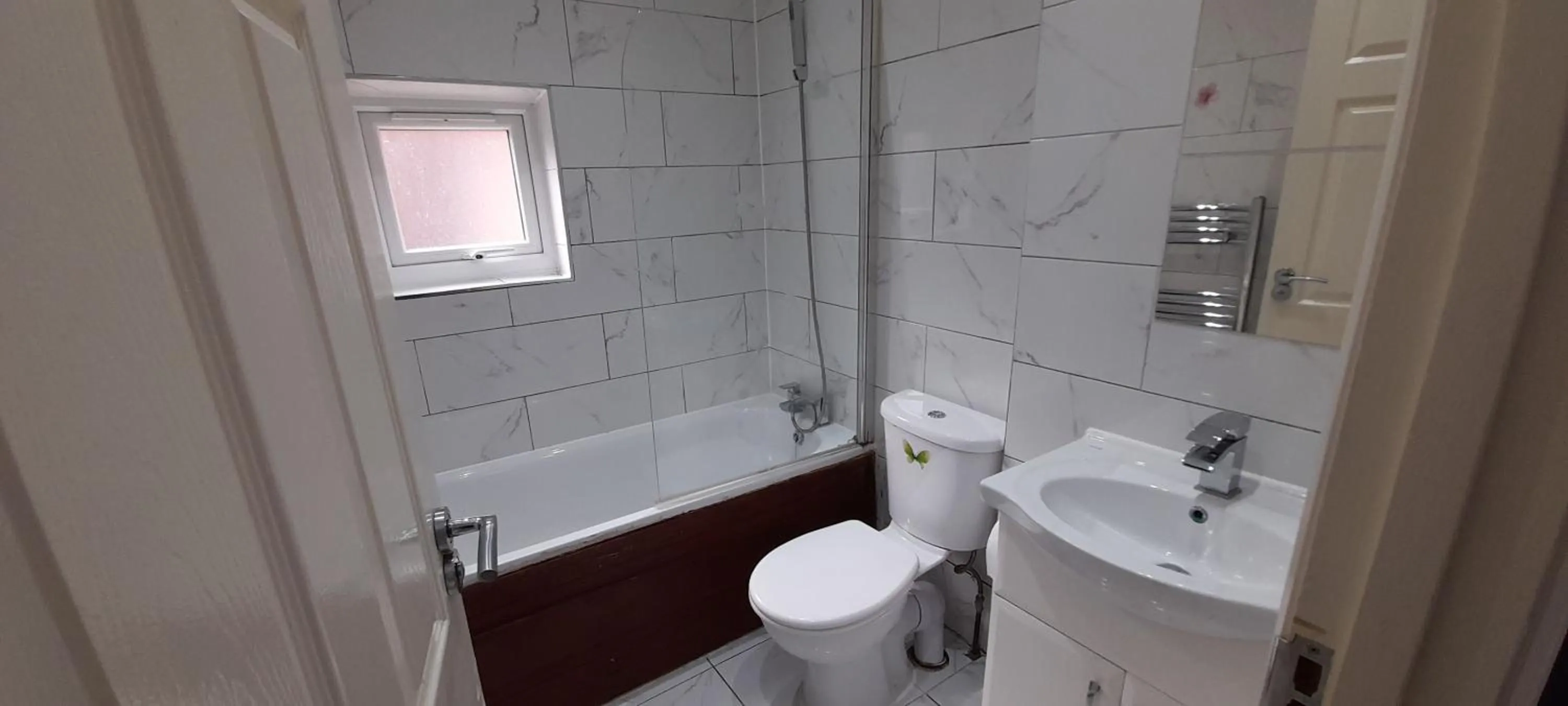 Toilet in Comfy Fenia Stay