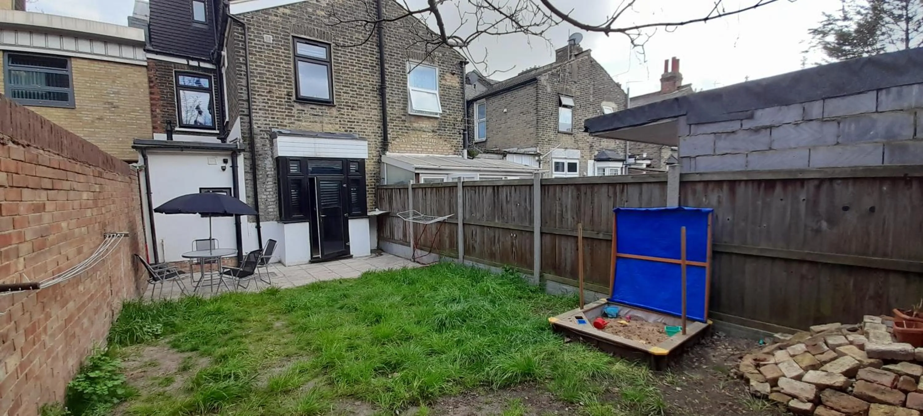 Garden in Comfy Fenia Stay