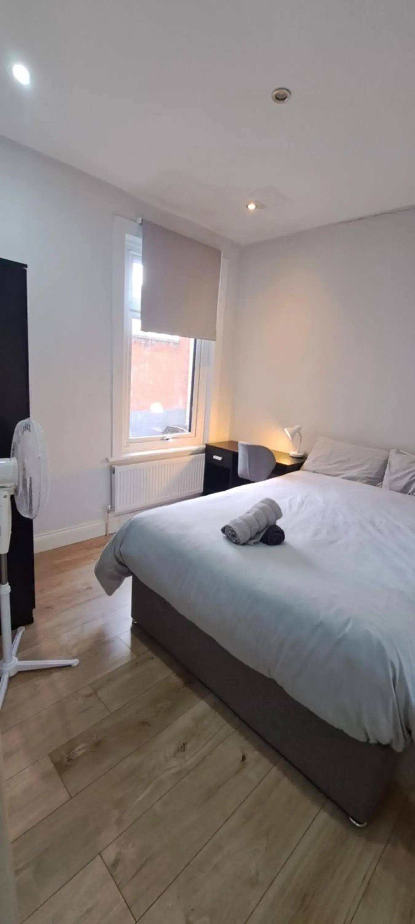 Small Double Room in Comfy Fenia Stay Small Double Room in Comfy Fenia Stay