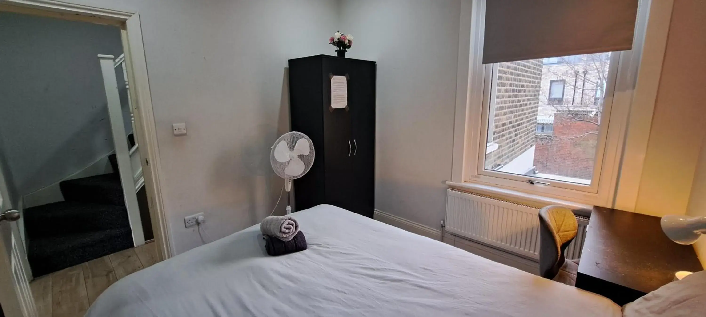 Small Double Room in Comfy Fenia Stay Small Double Room in Comfy Fenia Stay