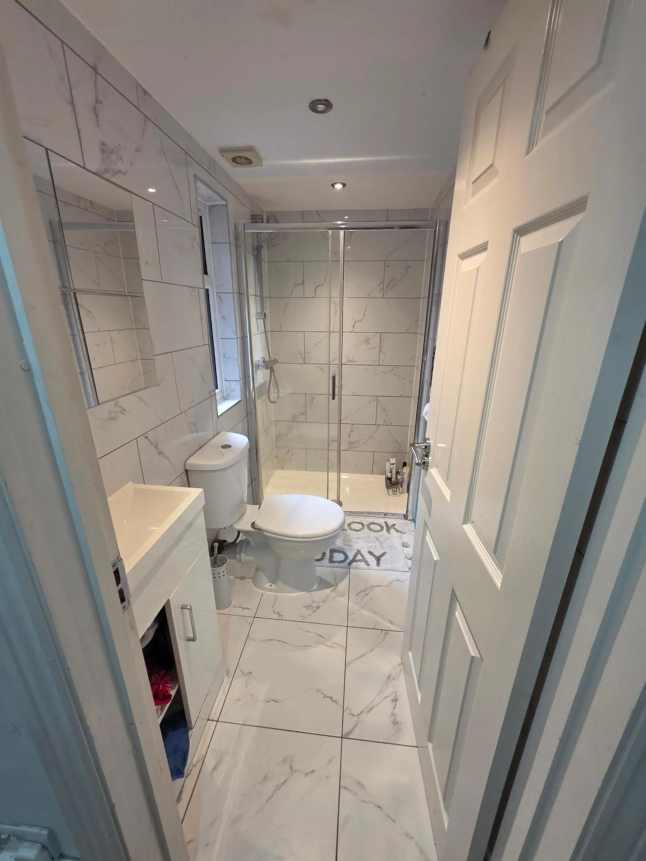 Shower in Comfy Fenia Stay