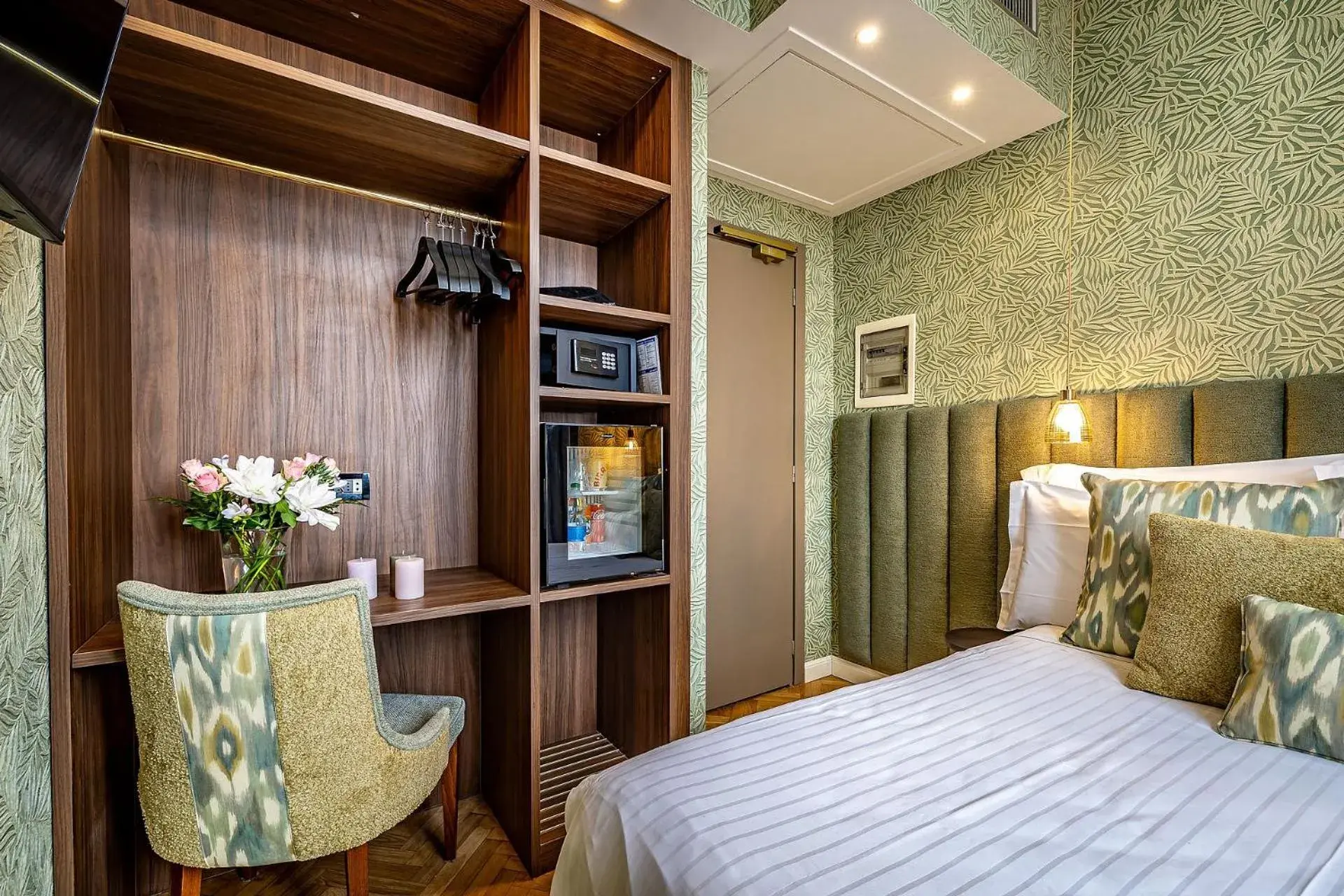 Photo of the whole room, Bed in Hotel Duomo Firenze Photo of the whole room, Bed in Hotel Duomo Firenze