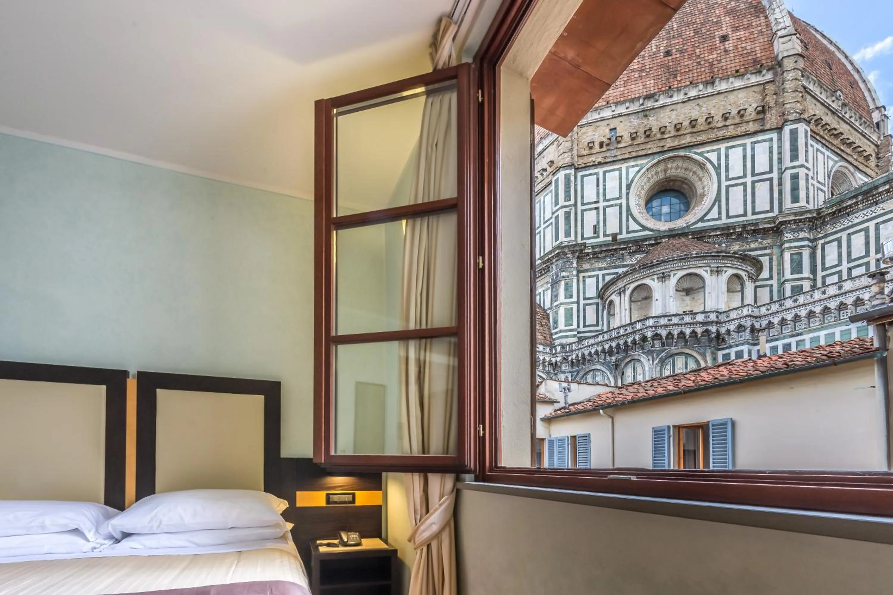 View (from property/room), Bed in Hotel Duomo Firenze