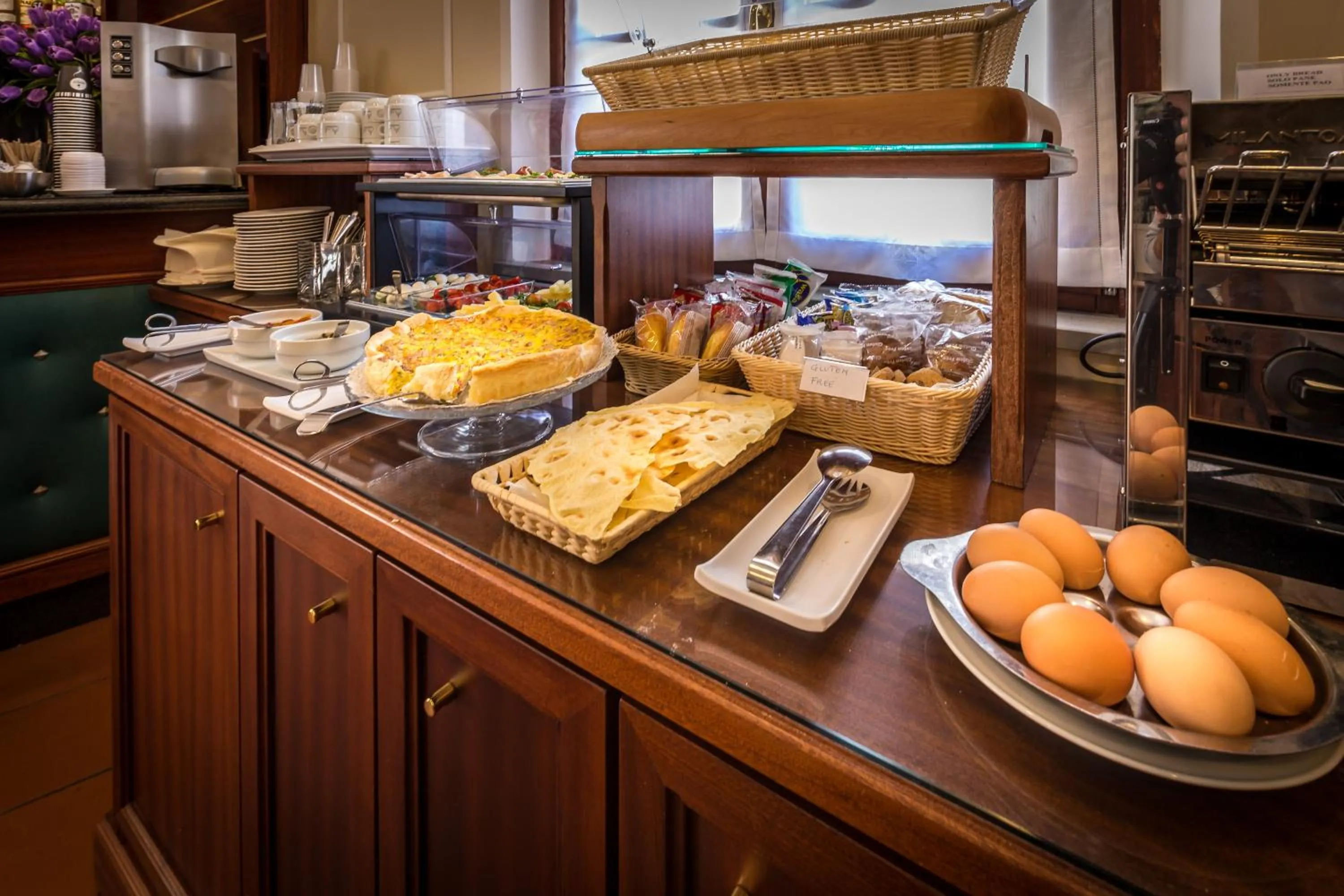 Buffet breakfast in Hotel Duomo Firenze