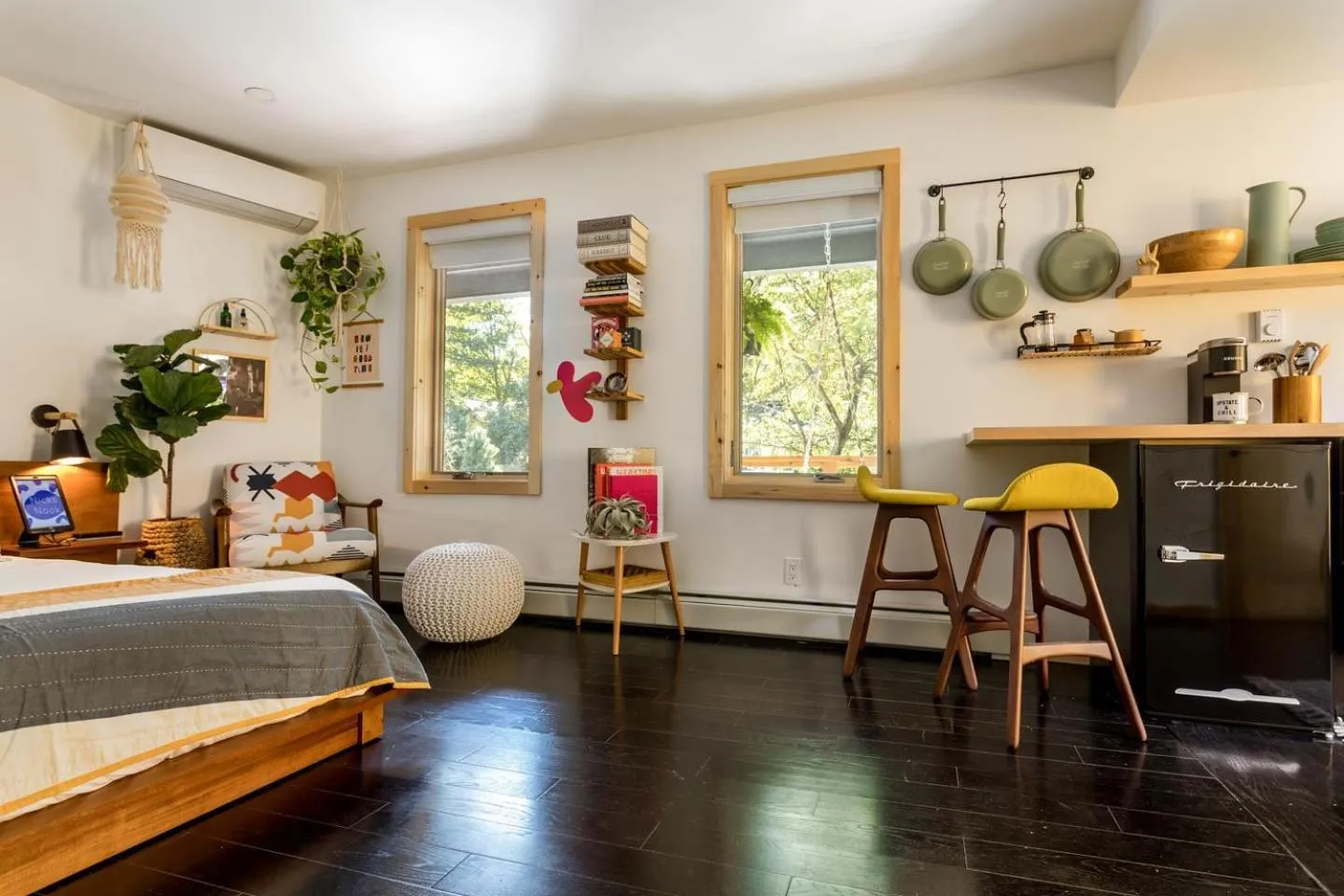 Photo of the whole room in The Herwood Inn