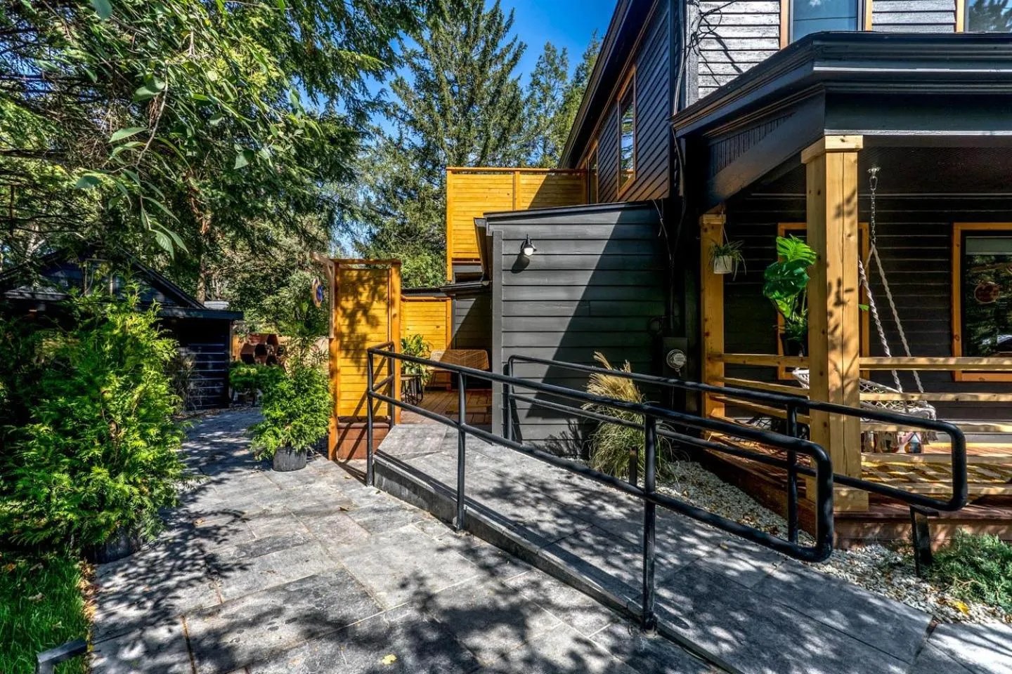 Facade/entrance in The Herwood Inn