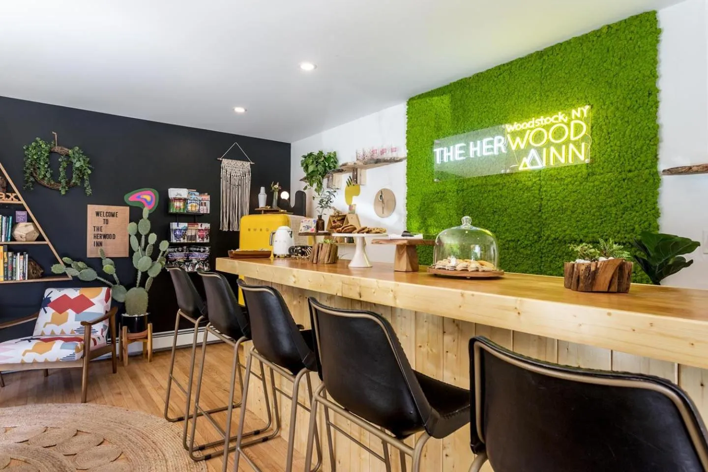 Communal lounge/ TV room in The Herwood Inn