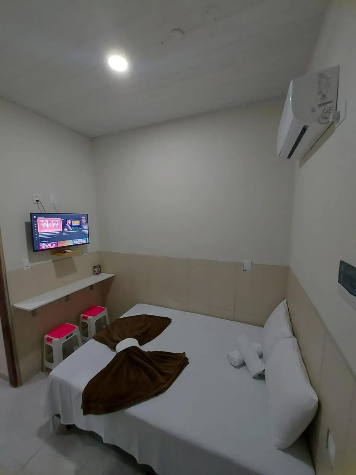 TV and multimedia, Bed in Mini suíte Atitude centro de Maragogi ao lado de ponto rodoviário