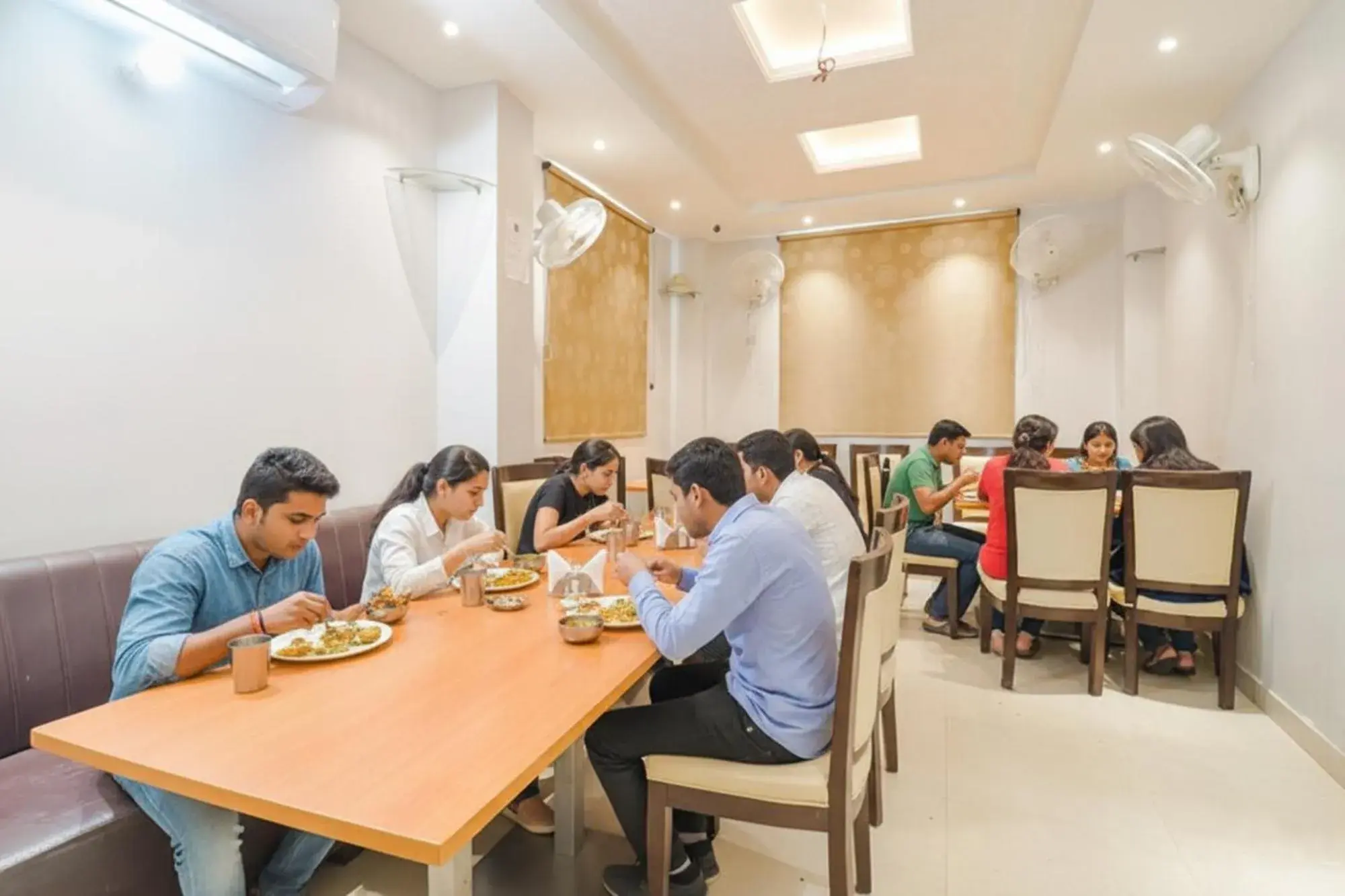 Restaurant/places to eat in FabHotel Holiday Grand Restaurant/places to eat in FabHotel Holiday Grand