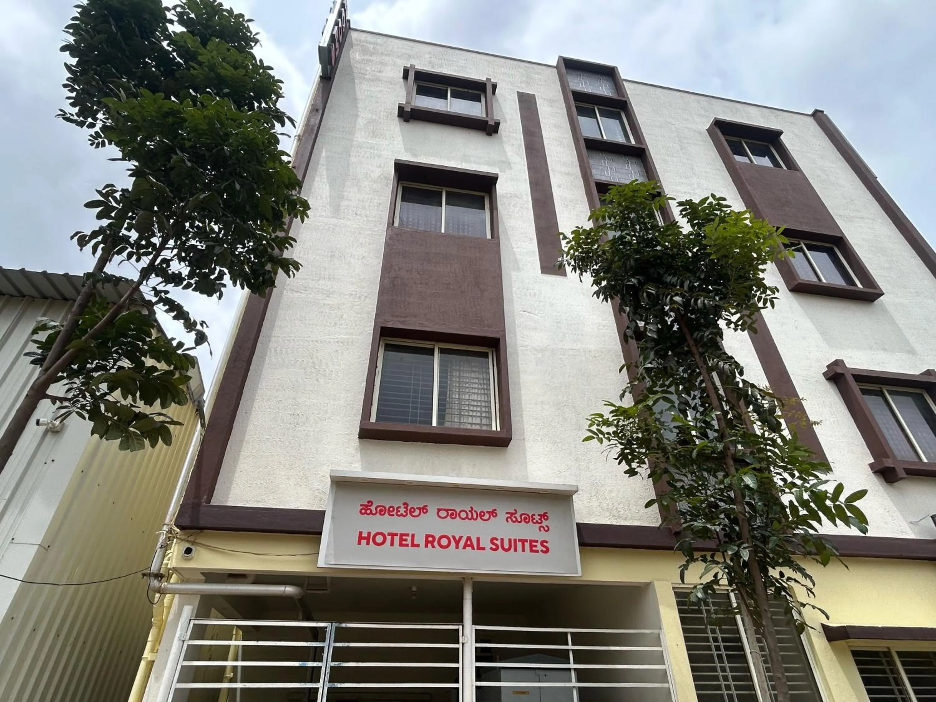 Facade/entrance in Hotel O Royal Suites