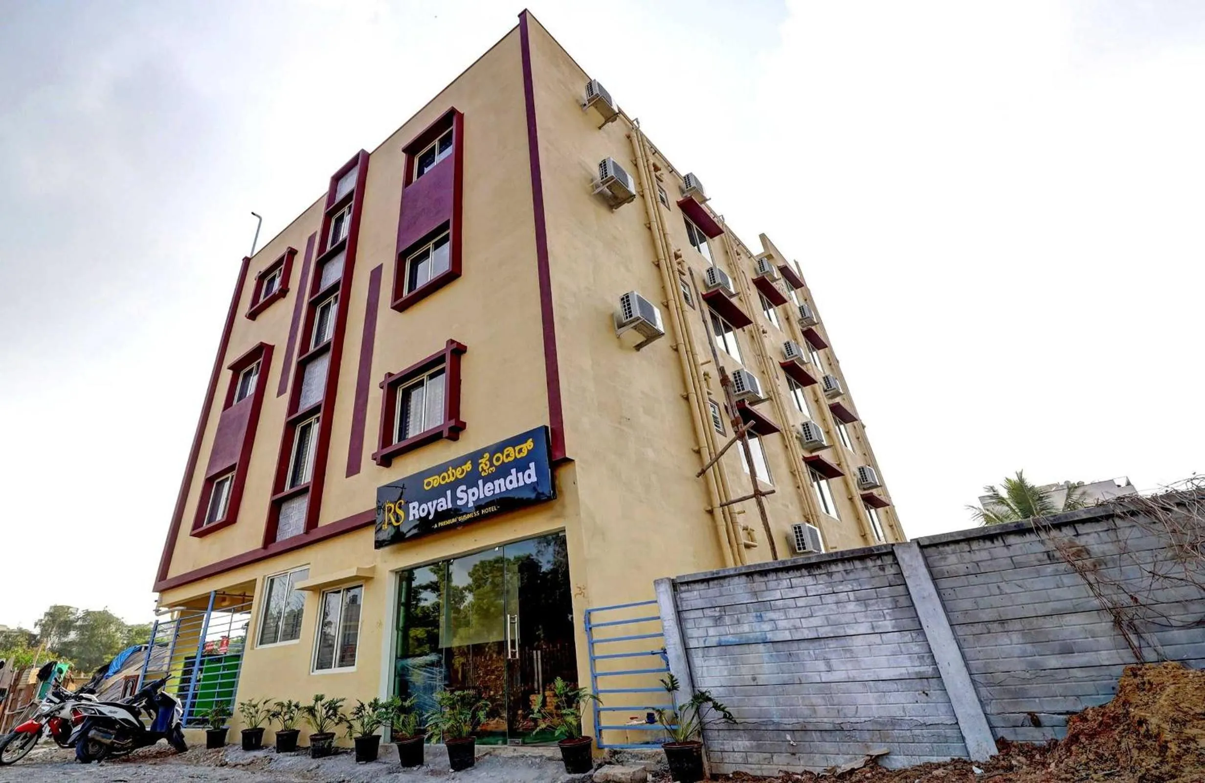 Facade/entrance in Hotel O Royal Suites
