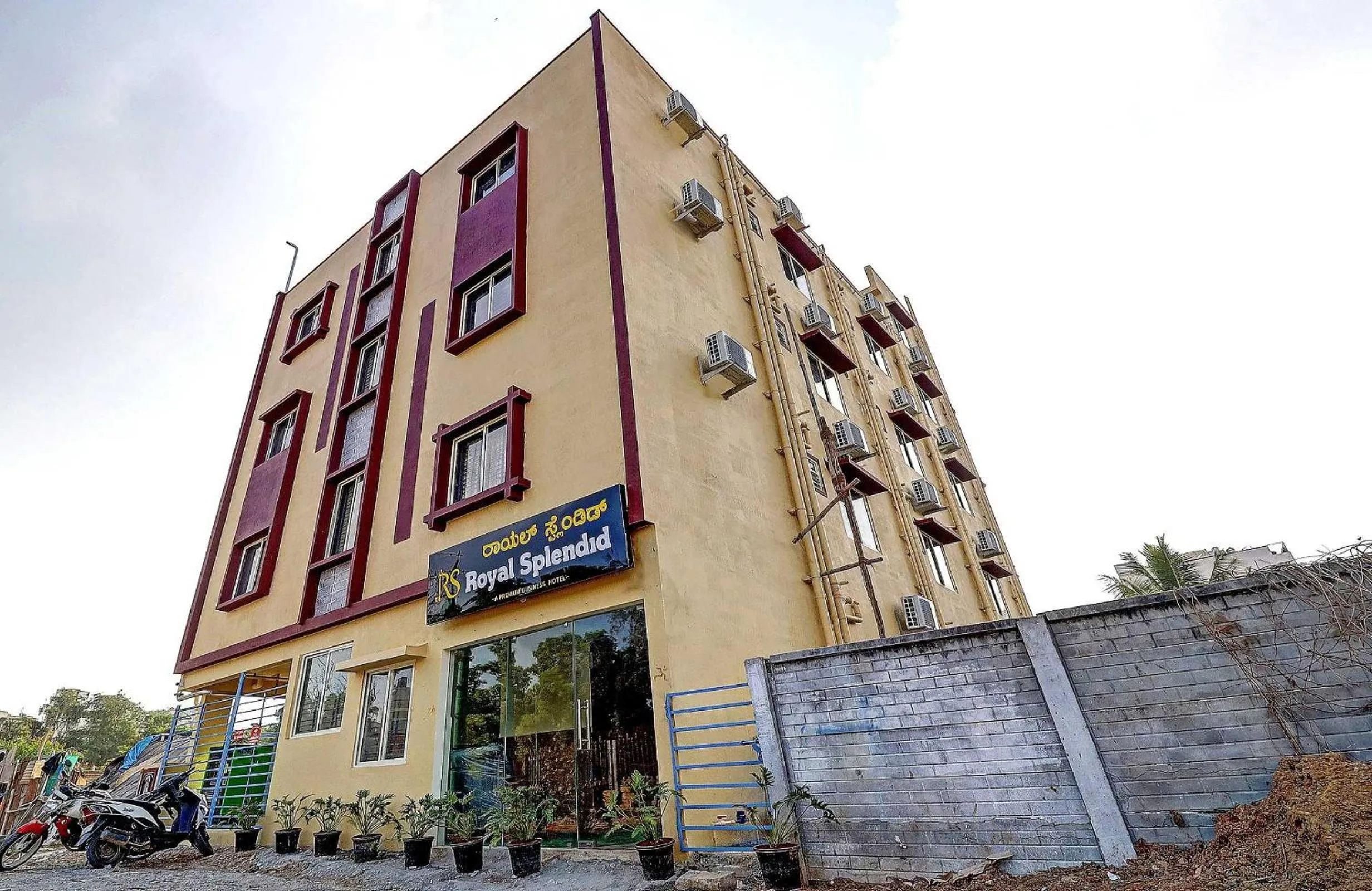 Facade/entrance in Hotel O Royal Suites