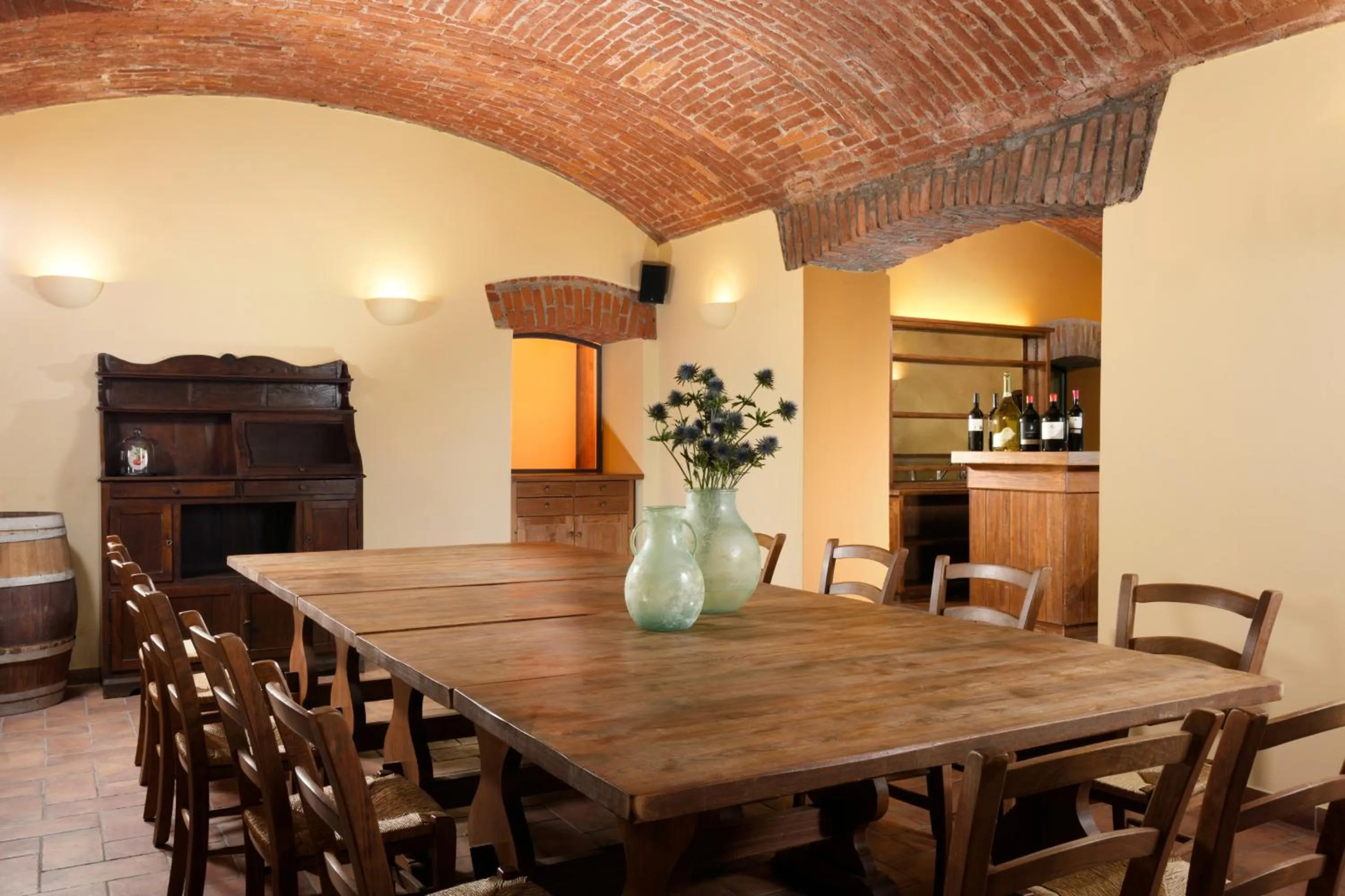 Restaurant/places to eat in Enterprise Hotel Design & Boutique