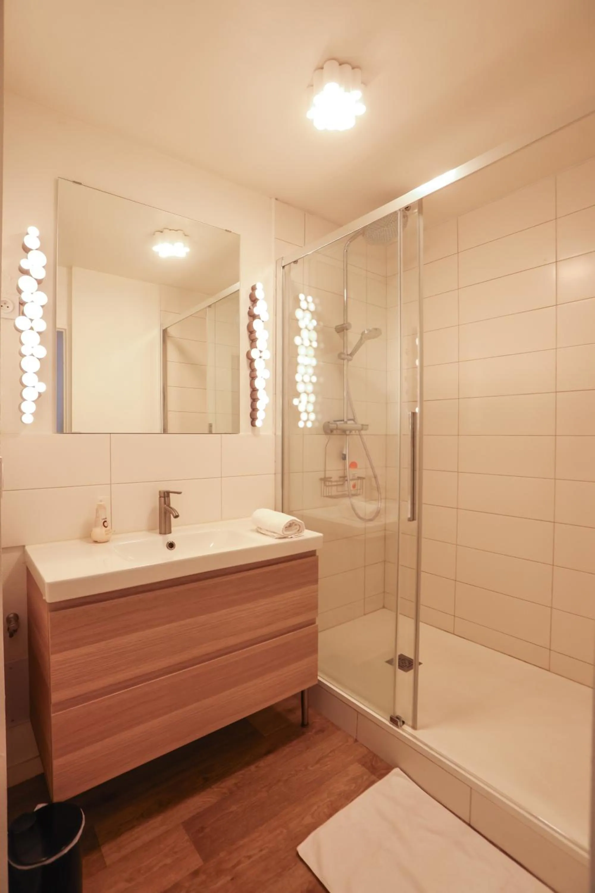 Shower in 3 Lys Orleans Downtown, free secure parking