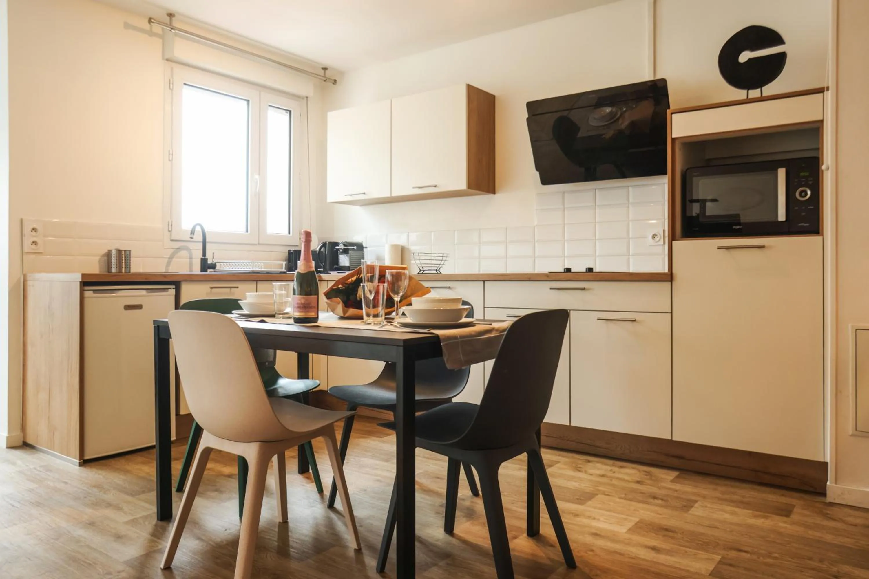 kitchen in 3 Lys Orleans Downtown, free secure parking