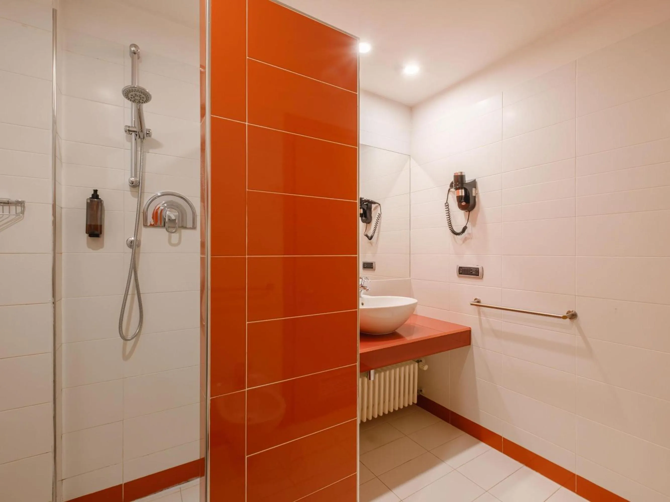 Photo of the whole room in B&B HOTEL Remilia